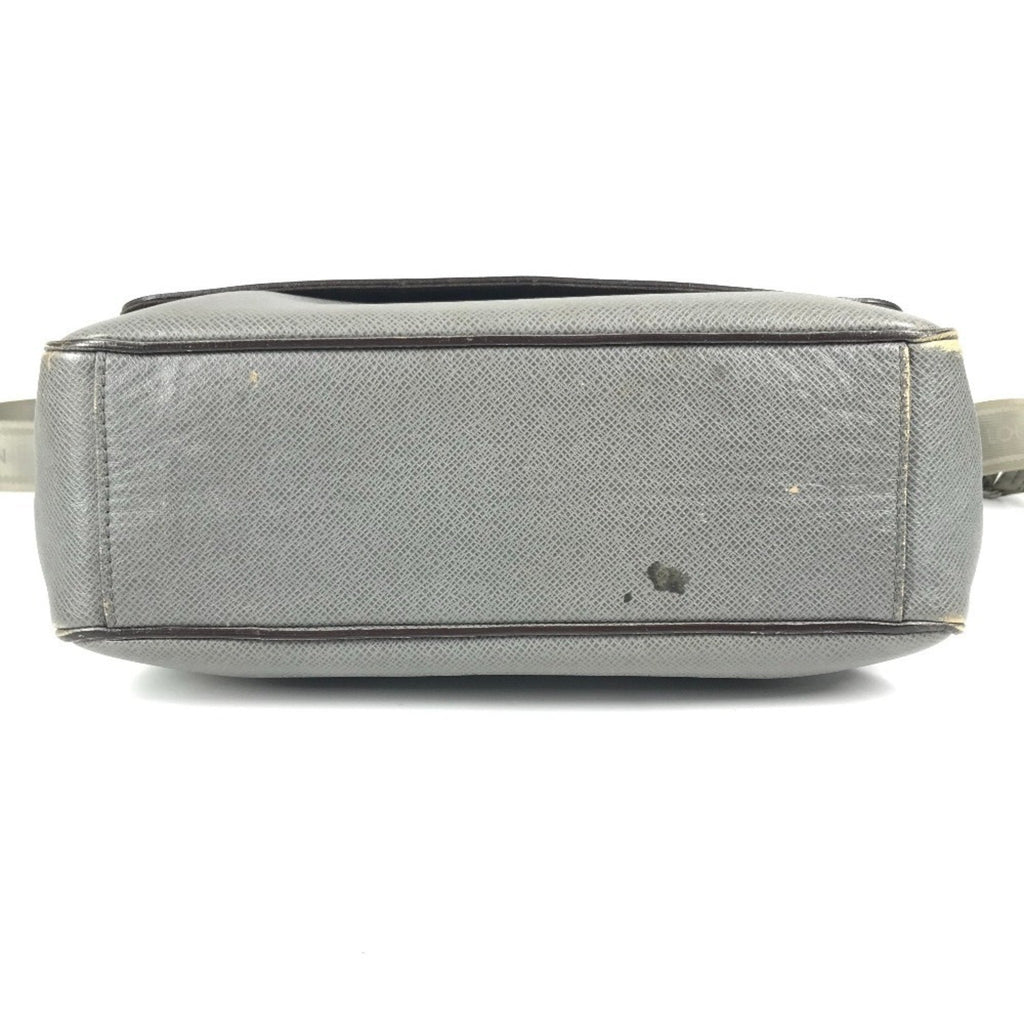 Louis Vuitton Glacier Gray Taiga Leather Messenger Bag Shoulder Bag