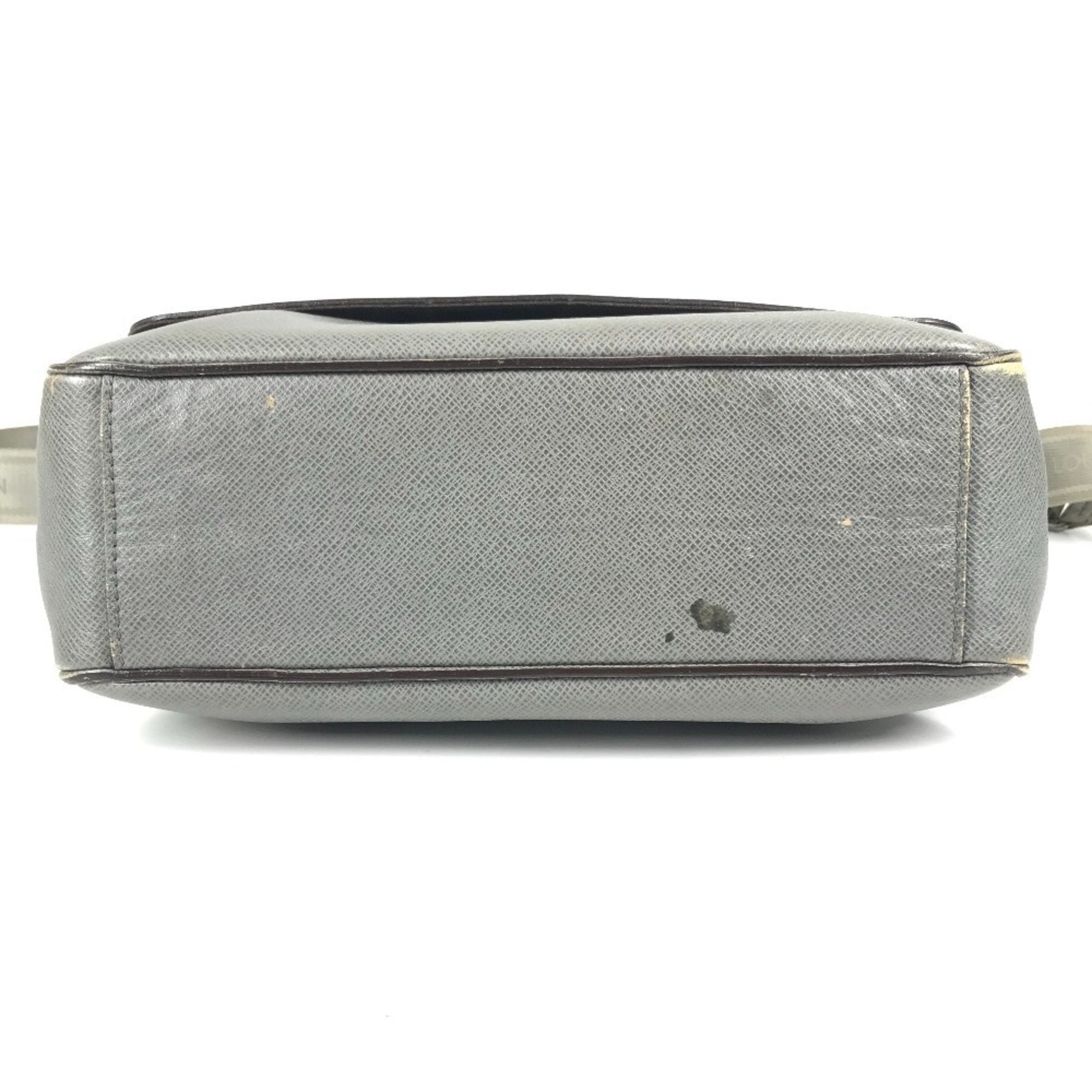 Louis Vuitton Glacier Gray Taiga Leather Messenger Bag Shoulder Bag