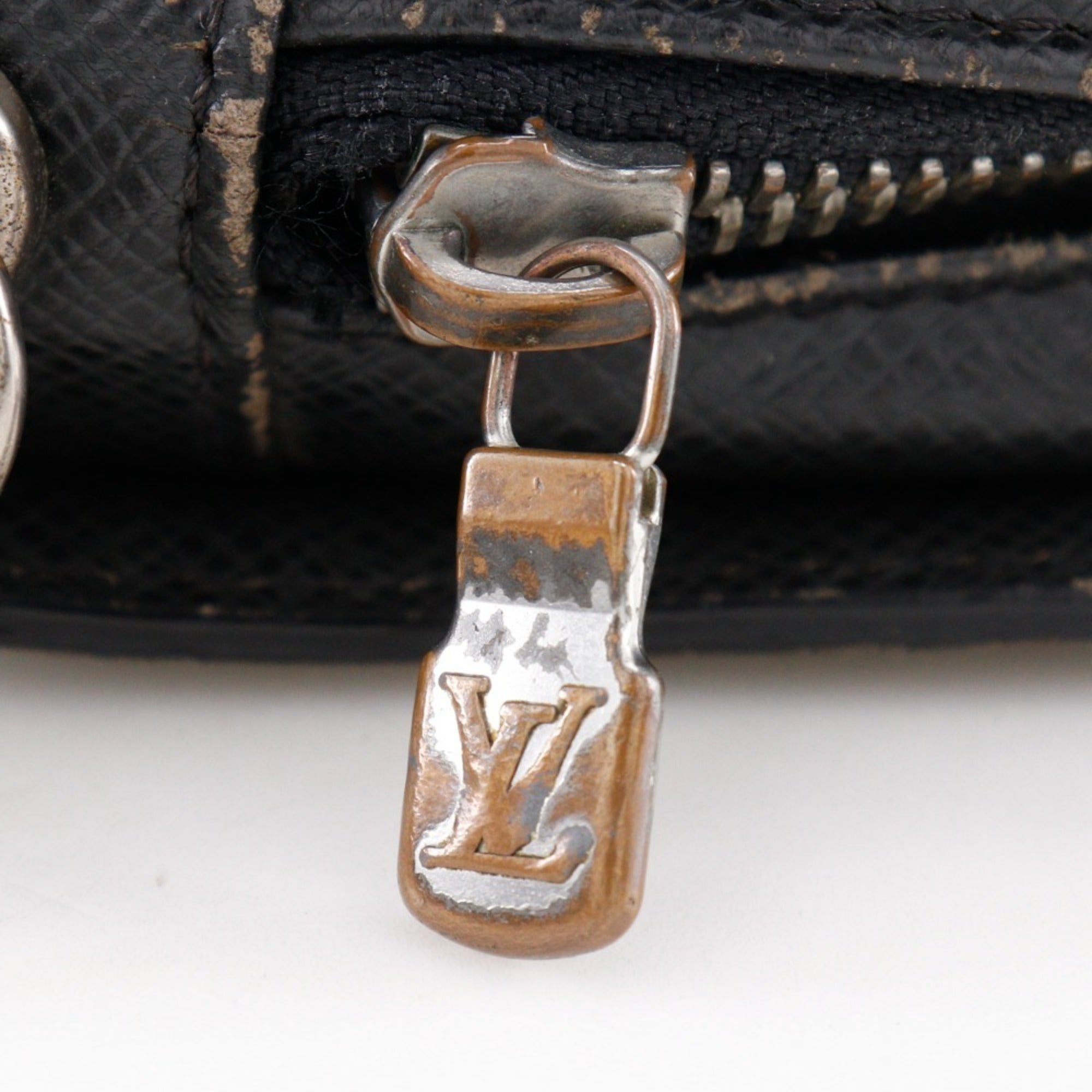 Louis Vuitton Taiga Ardoise Black Taiga Leather Handbag