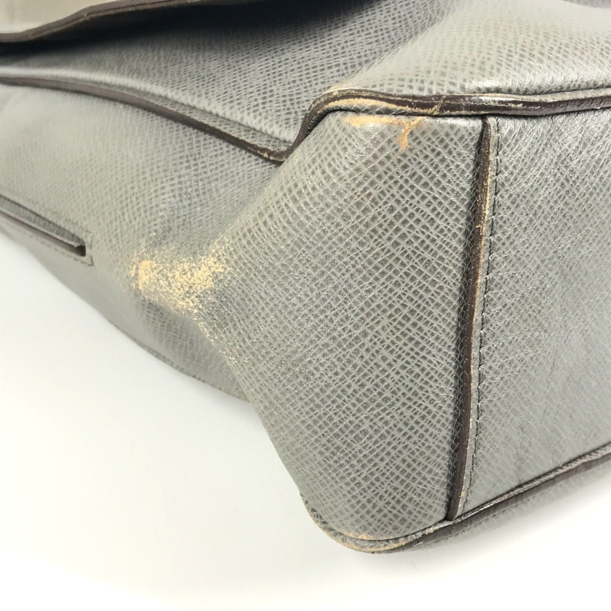 Louis Vuitton Glacier Gray Taiga Leather Messenger Bag Shoulder Bag
