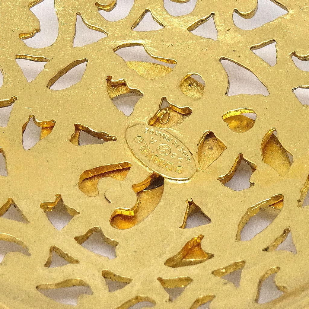 CHANEL 1995 Fretwork Paisley Round Brooch Gold