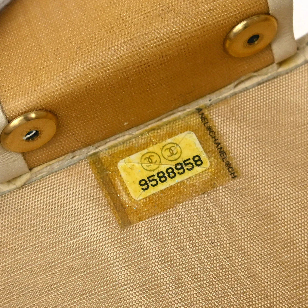 Chanel 2005-2006 White Caviar Six Hook Key Case Small Good