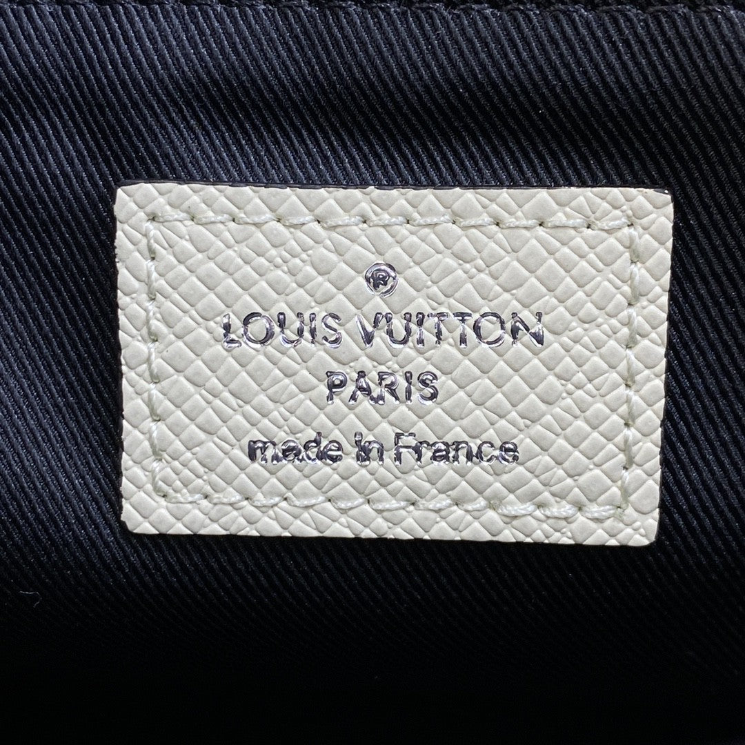 Louis Vuitton New GlamIap Messenger Bag Taiga White For Men, Bags, Shoulder And Crossbody Bags 11.1in/28.3cm Louis VuittonÃƒâ€šÃ‚Â 
