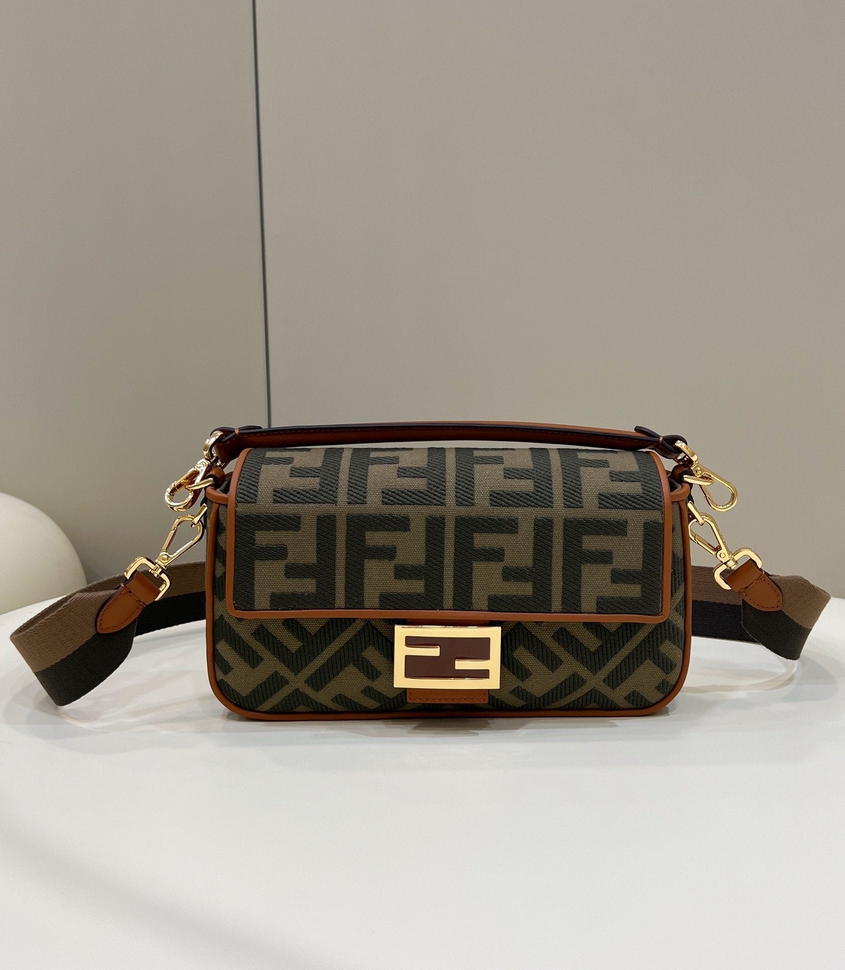 Baguette Khaki For Women, Women’s Handbags, Shoulder And Crossbody Bags, 10.6in/27cm FF 8BR600