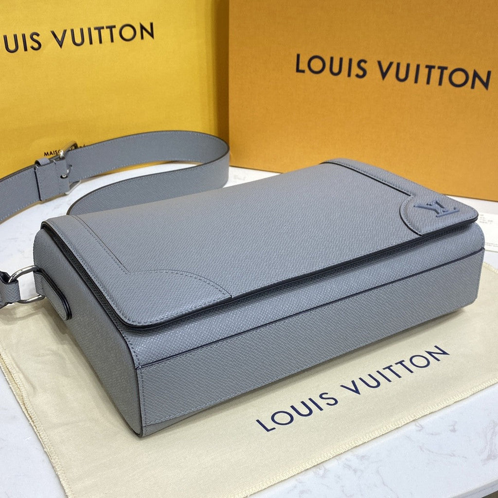 Louis Vuitton New GlamIap Messenger Bag Taiga Grey For Men, Bags, Shoulder And Crossbody Bags 11.1in/28.3cm Louis Vuitton