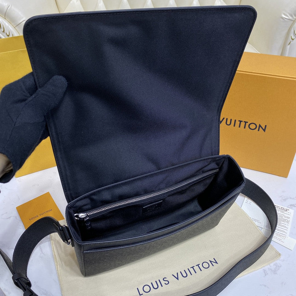 Louis Vuitton New GlamIap Messenger Bag Taiga Black For Men, Bags, Shoulder And Crossbody Bags 11.1in/28.3cm Louis Vuitton M30807