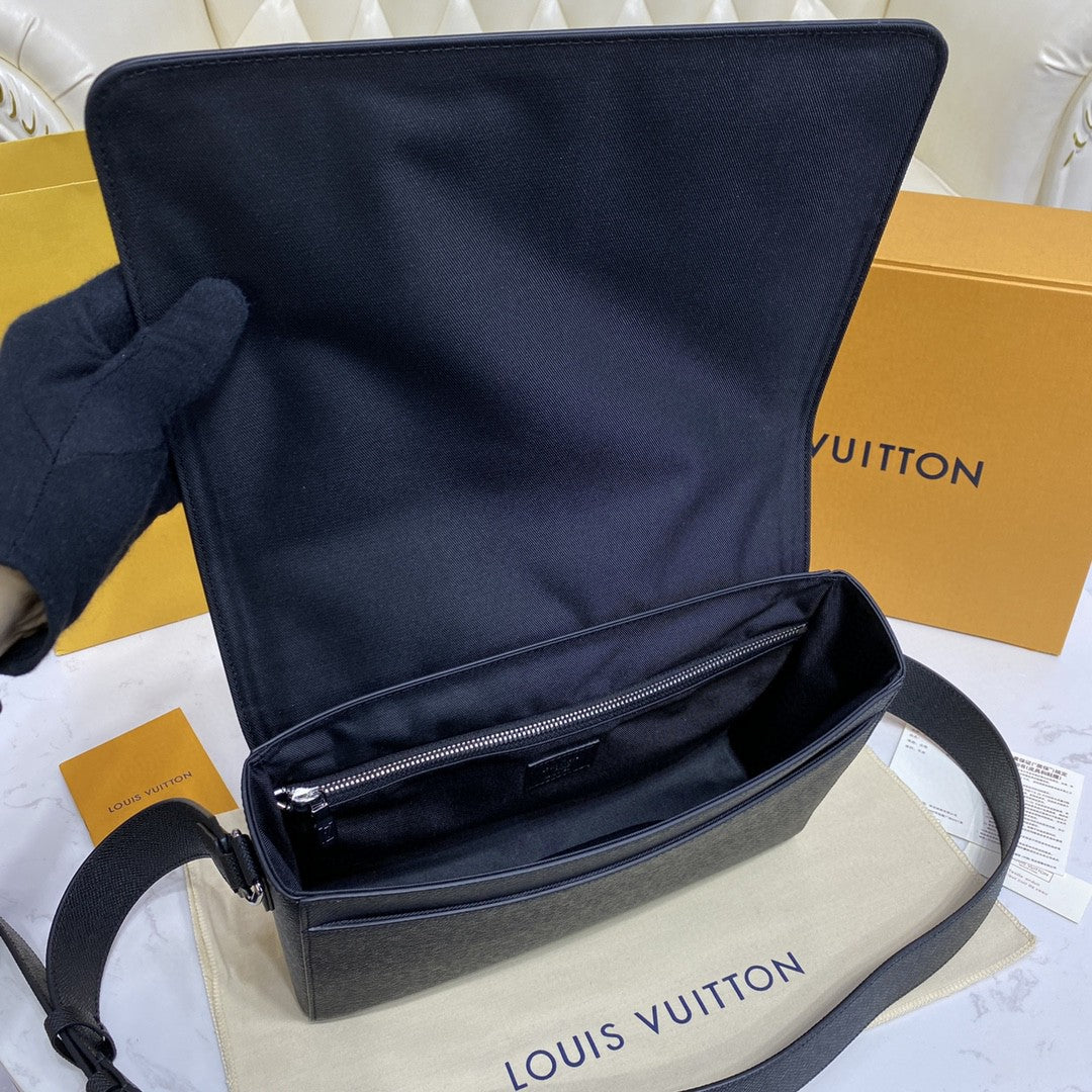 Louis Vuitton New GlamIap Messenger Bag Taiga Black For Men, Bags, Shoulder And Crossbody Bags 11.1in/28.3cm Louis Vuitton M30807