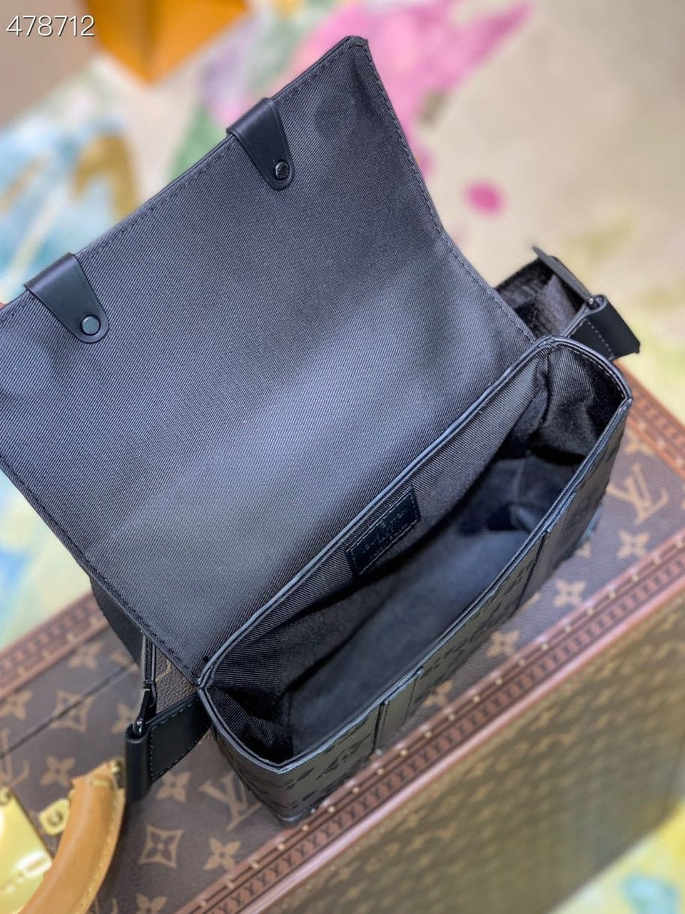 Louis Vuitton Trunk Slingbag Monogram Seal Black For Men, Bags, Crossbody Bags 8.1in/20.5cm Louis Vuitton M57952