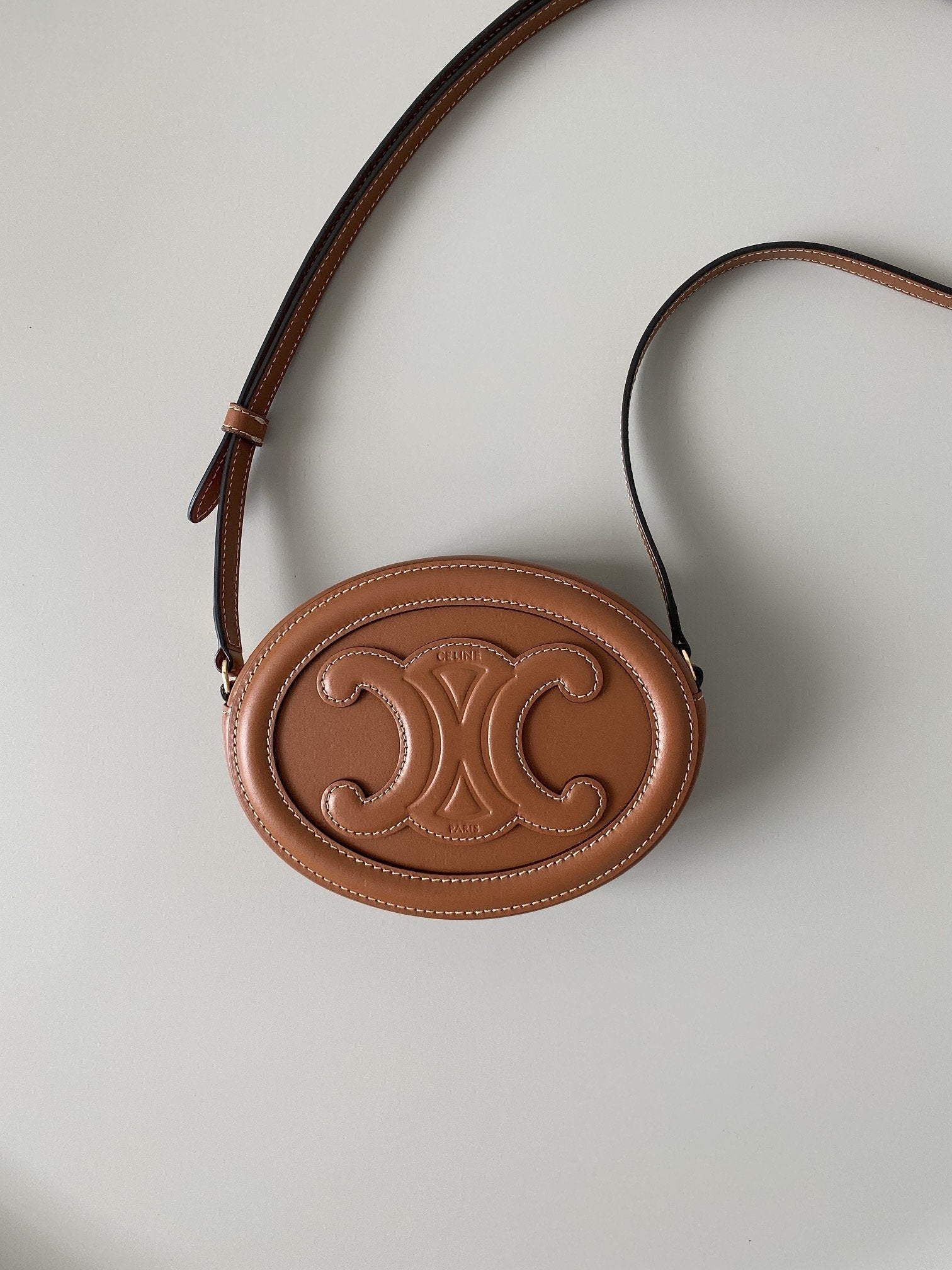 Crossbody Oval Purse Cuir Triomphe Brown For Women 6in/16cm 10I703DPQ.04LU