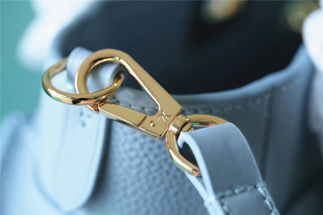 Louis Vuitton On My Side PM Mahina Bleu Nuage Blue For Women,  Shoulder And Crossbody Bags 25cm/9.8in Louis Vuitton M59432