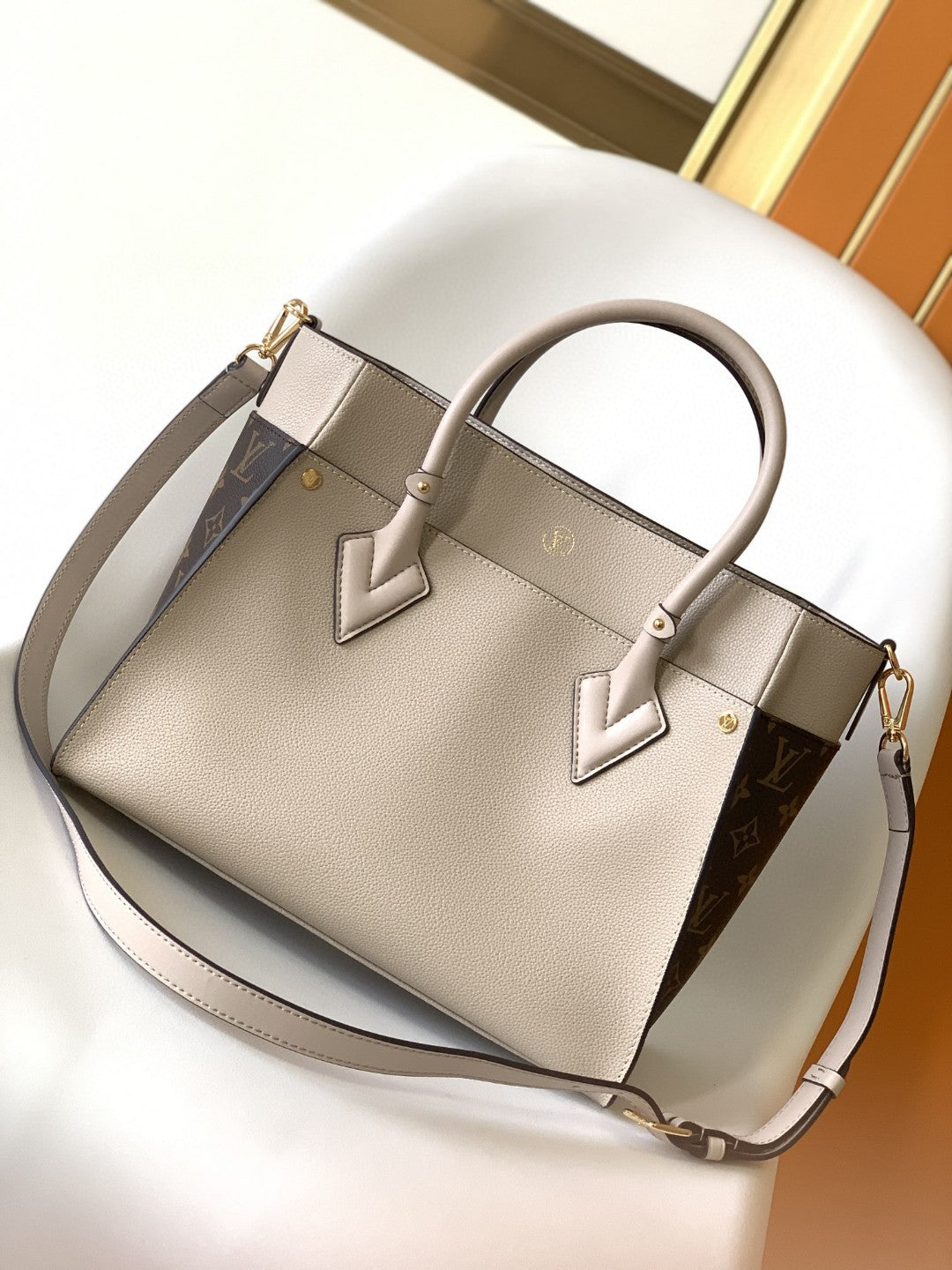 Louis Vuitton On My Side MM Tote Bag Monogram Canvas Greige For Women,  Shoulder Bags 12in/31cm Louis Vuitton M58485