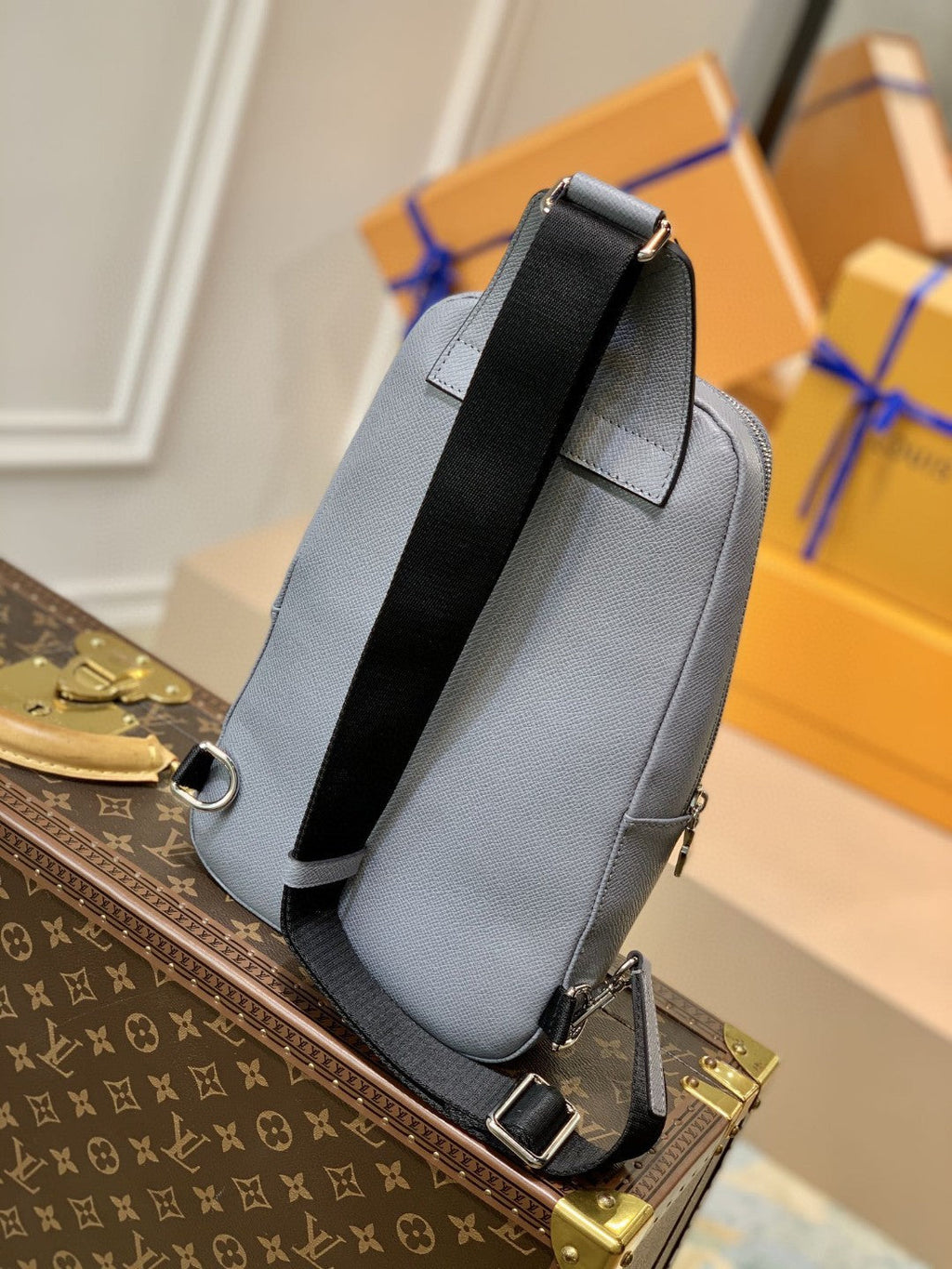 Louis Vuitton Avenue Sling Bag Taiga Grey For Men, Bags, Crossbody Bags 12.2in/31cm Louis Vuitton M30801