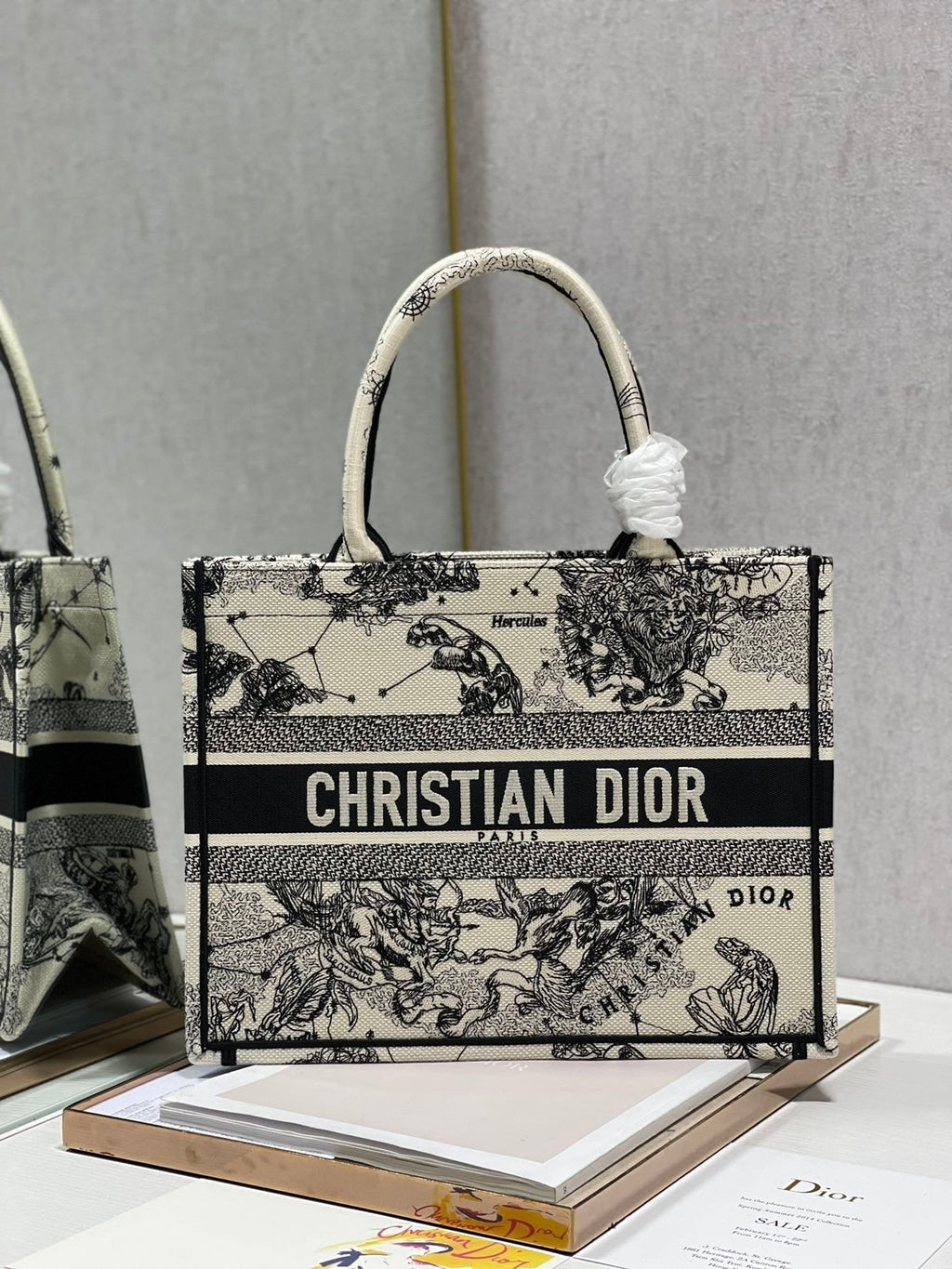 Dior MeDiorum Book Tote Bag, Black/White, For Women Women’s Handbags, Shoulder Bags, 36cm CD M1296ZRHZ_M941
