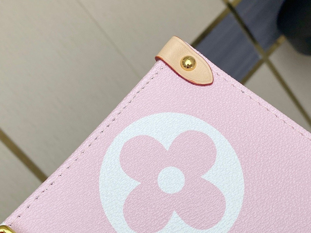 Louis Vuitton OnTheGo GM Monogram Giant Canvas Light Pink For Women,  Tote Bags 16.1in/41cm Louis Vuitton M57641