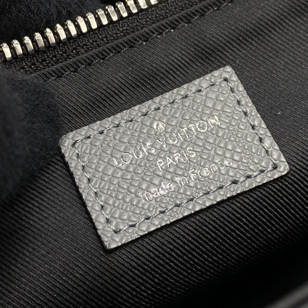 Louis Vuitton New GlamIap Messenger Bag Taiga Grey For Men, Bags, Shoulder And Crossbody Bags 11.1in/28.3cm Louis Vuitton