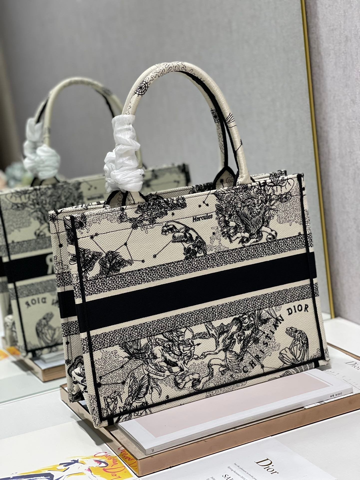 Dior MeDiorum Book Tote Bag, Black/White, For Women Women’s Handbags, Shoulder Bags, 36cm CD M1296ZRHZ_M941