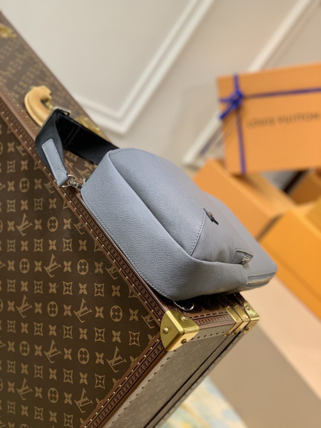 Louis Vuitton Avenue Sling Bag Taiga Grey For Men, Bags, Crossbody Bags 12.2in/31cm Louis Vuitton M30801