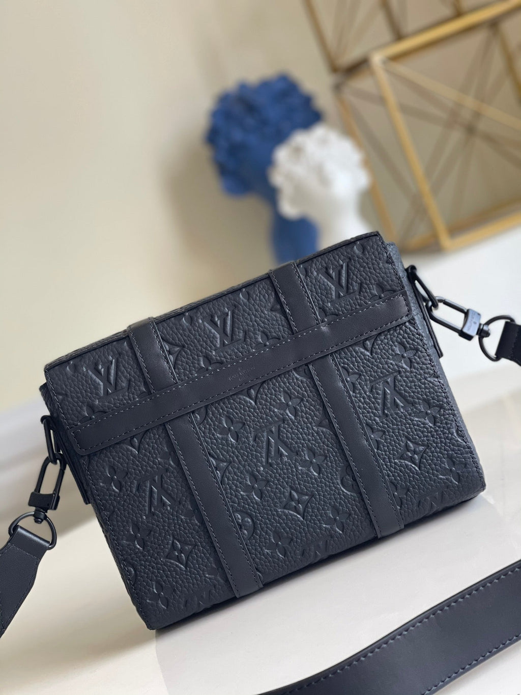 Louis Vuitton Trunk Messenger Taurillon Monogram Black For Men, Bags, Shoulder And Crossbody Bags 9.4in/21cm Louis Vuitton M57726