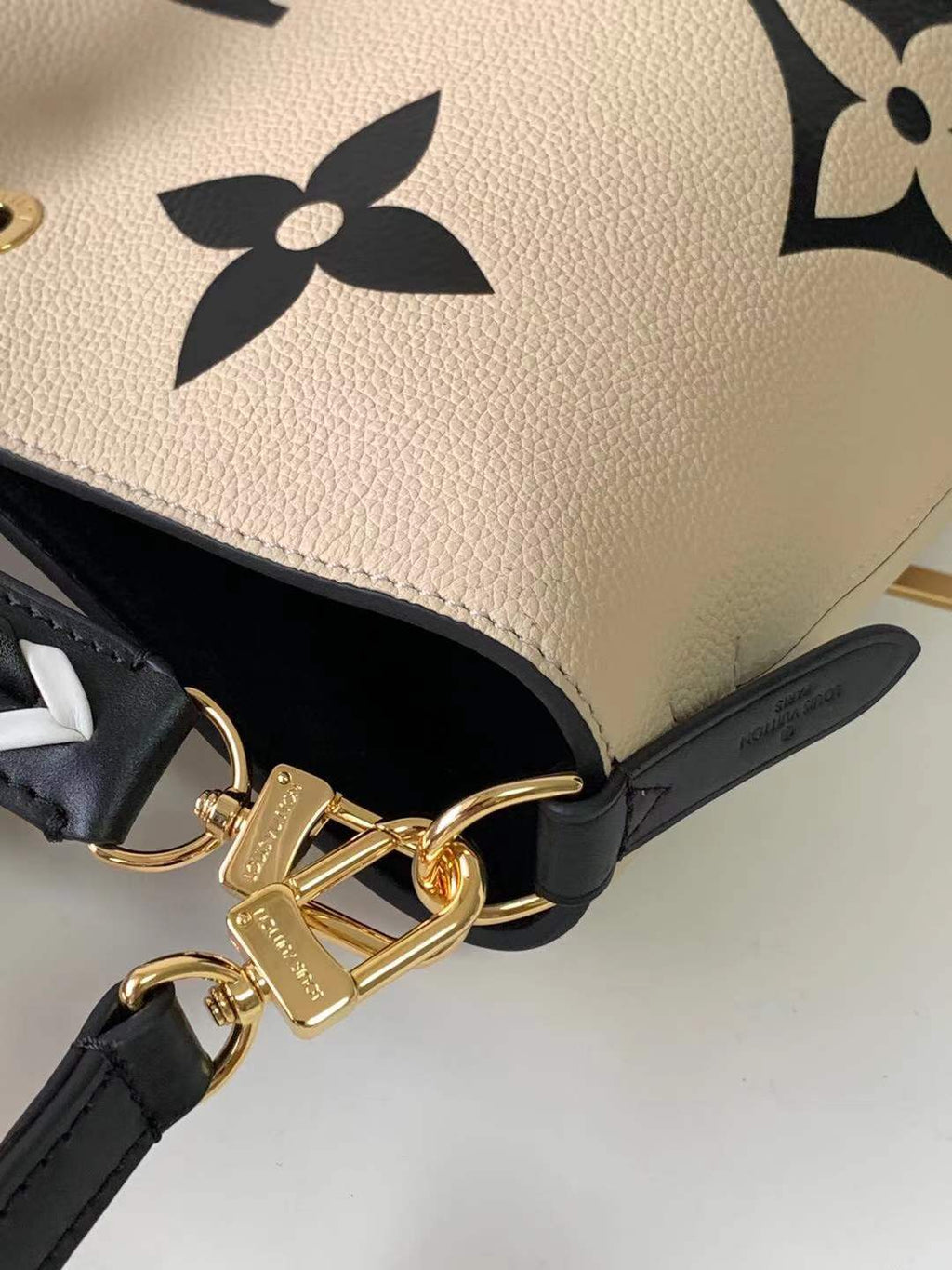 Louis Vuitton Louis Vuitton Crafty Neonoe MM Bucket Bag Creme For Women, Women’s Handbags, Shoulder Bags 10.2in/26cm Louis Vuitton M56889