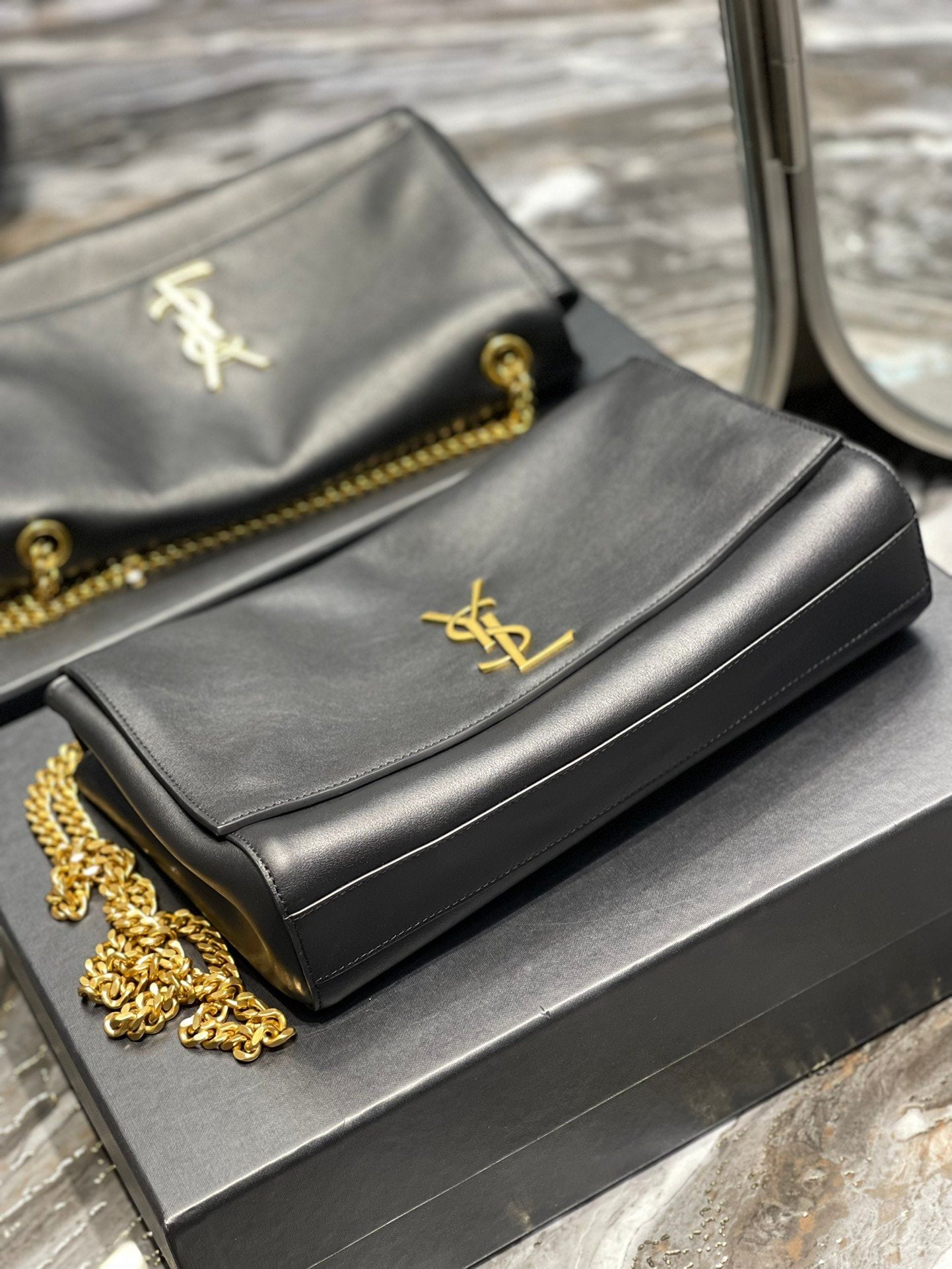 Top Quality Kate MeTop Qualityum Reversible Chain Bag Black In Suede With Gold Hardware For Women 11.2in/29cm YSL