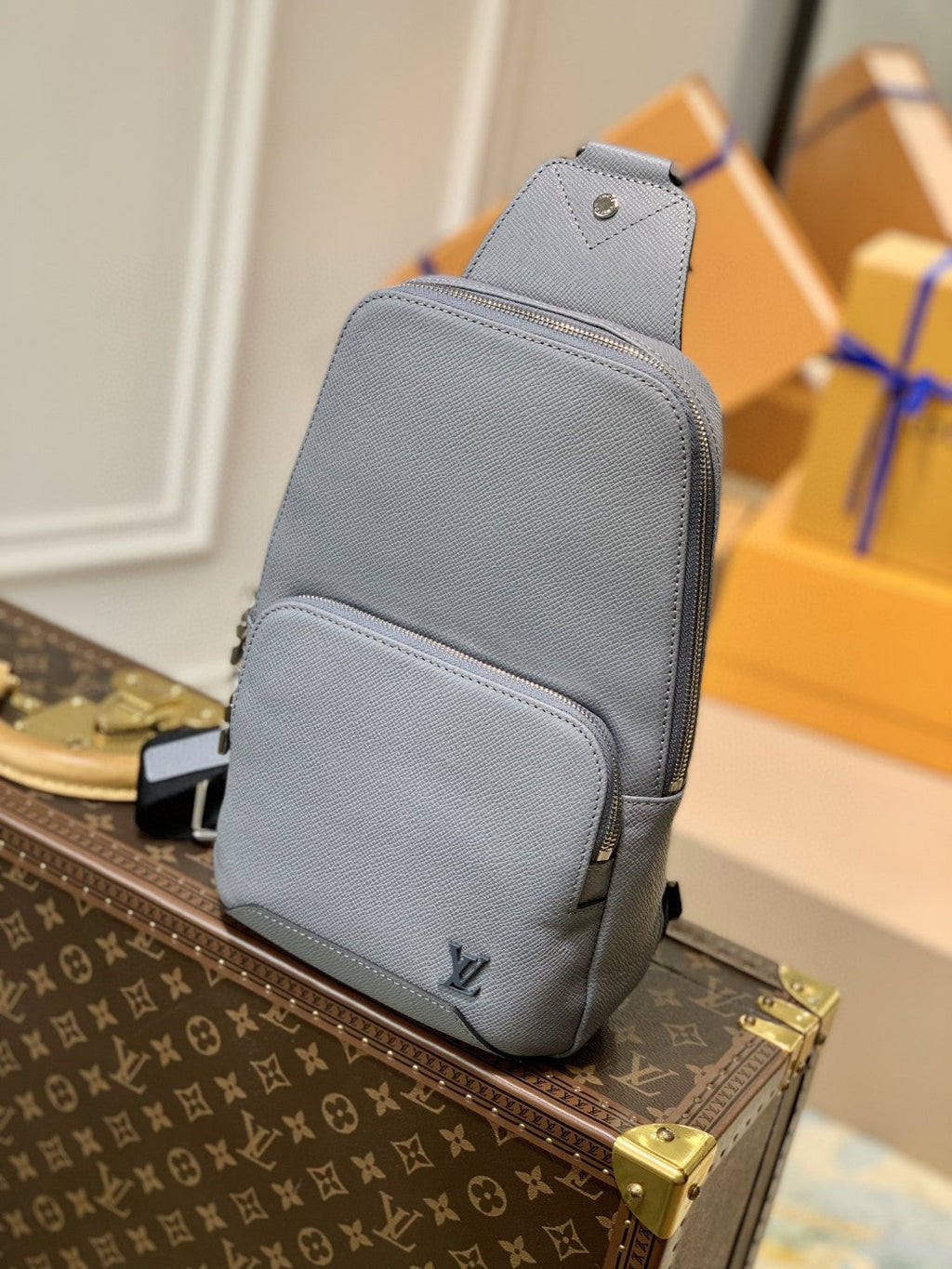 Louis Vuitton Avenue Sling Bag Taiga Grey For Men, Bags, Crossbody Bags 12.2in/31cm Louis Vuitton M30801