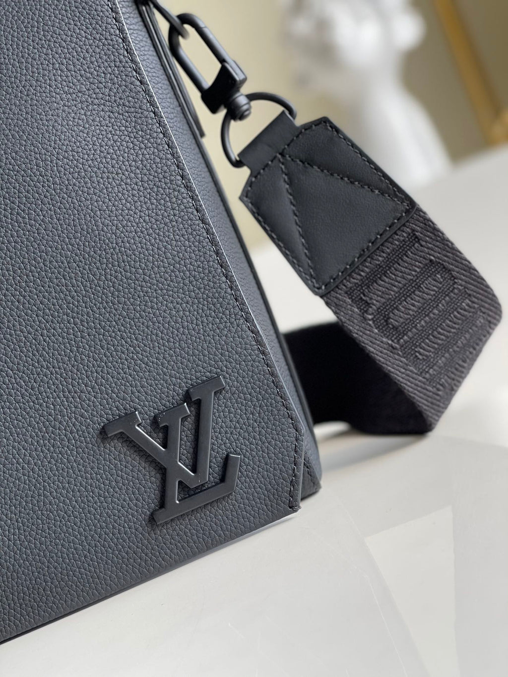 Louis Vuitton Messenger Grain Black For Men, Bags, Shoulder And Crossbody Bags 11in/28cm Louis Vuitton M57080