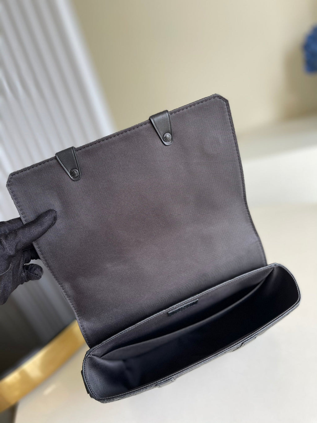 Louis Vuitton Trunk Messenger Taurillon Monogram Black For Men, Bags, Shoulder And Crossbody Bags 9.4in/21cm Louis Vuitton M57726