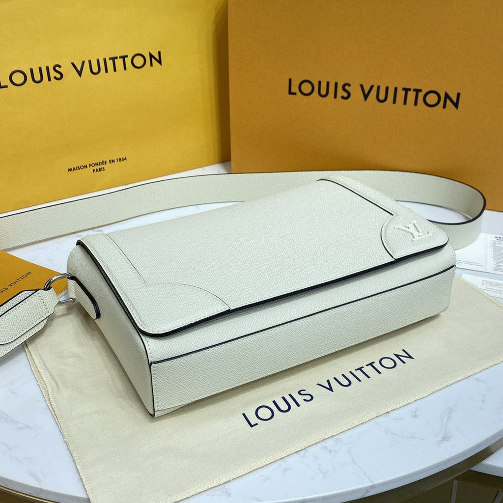 Louis Vuitton New GlamIap Messenger Bag Taiga White For Men, Bags, Shoulder And Crossbody Bags 11.1in/28.3cm Louis VuittonÃƒâ€šÃ‚Â 