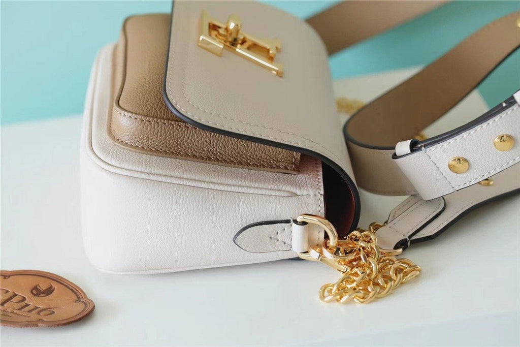 Louis Vuitton Lockme Tender White For Women, WomenÃƒÂ¢Ã¢â€šÂ¬Ã¢â€žÂ¢s Handbags, Shoulder And Crossbody Bags 7.5in/19cm Louis Vuitton