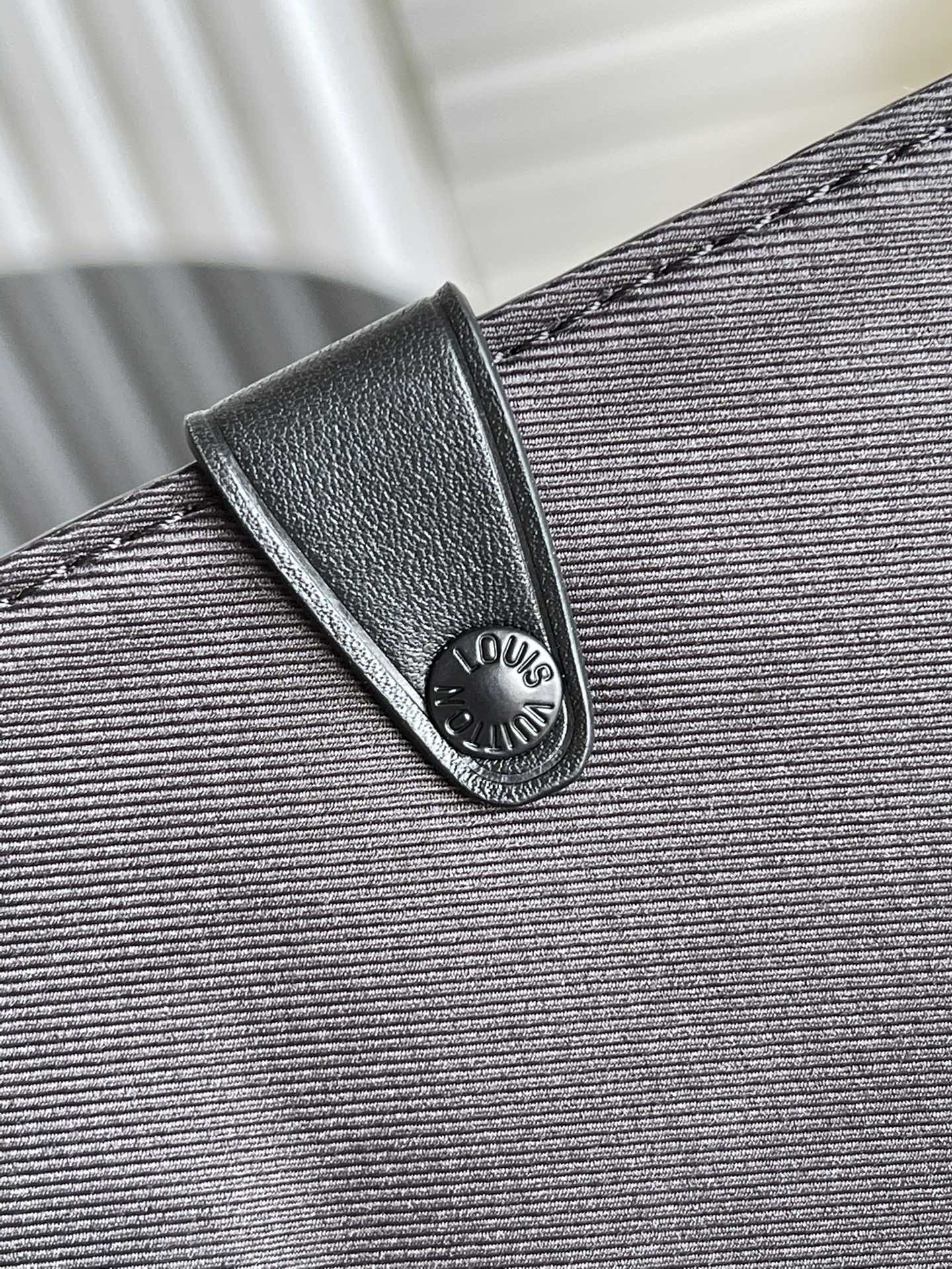 Louis Vuitton Trunk Messenger Taurillon Monogram Black For Men, Bags, Shoulder And Crossbody Bags 9.4in/21cm Louis Vuitton M57726