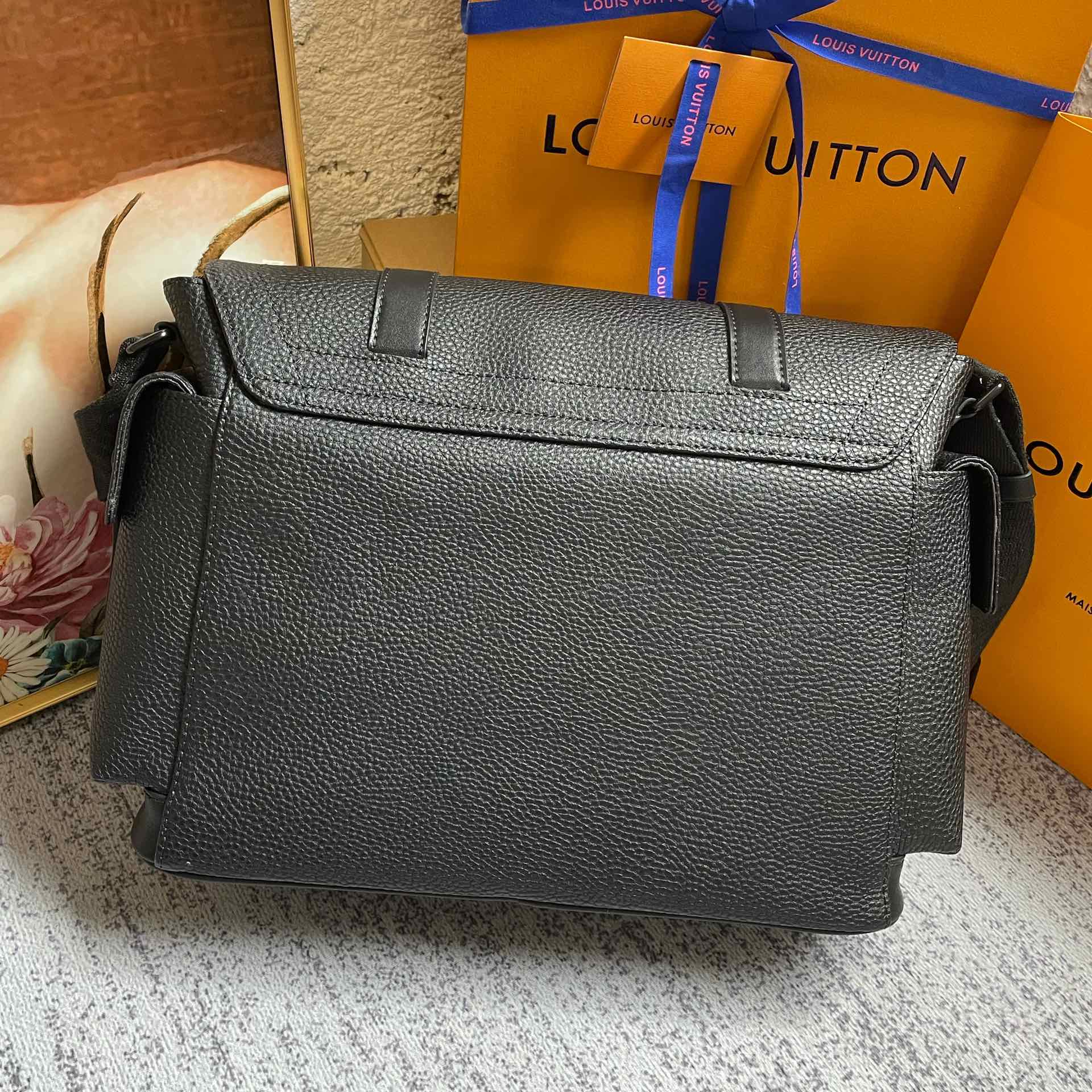 Louis Vuitton Christopher Messenger Taurillon Black For Men, Bags, Shoulder And Crossbody Bags 11.4in/29cm Louis Vuitton M58476