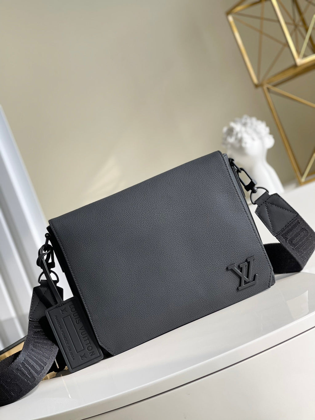 Louis Vuitton Messenger Grain Black For Men, Bags, Shoulder And Crossbody Bags 11in/28cm Louis Vuitton M57080