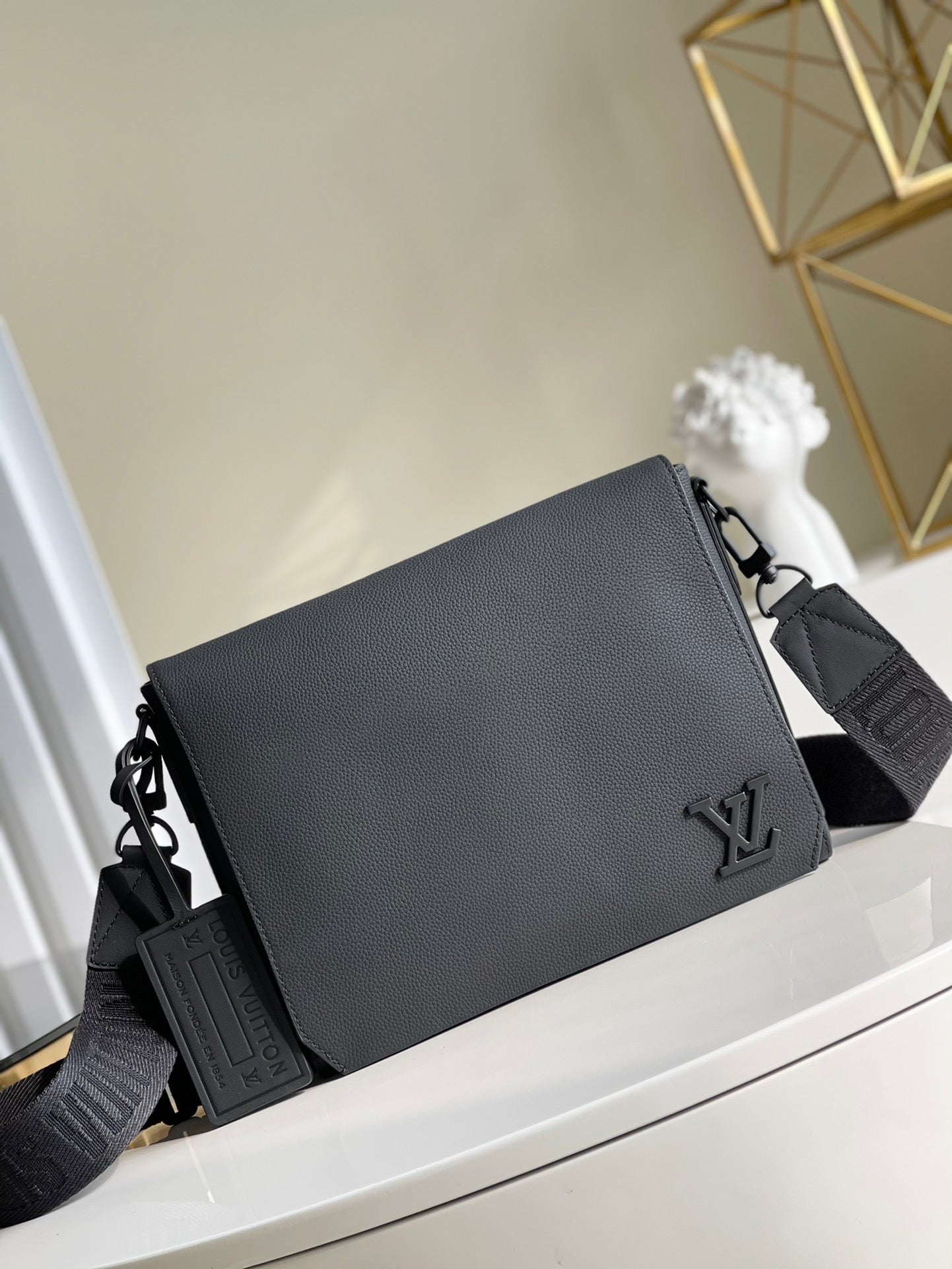 Louis Vuitton Messenger Grain Black For Men, Bags, Shoulder And Crossbody Bags 11in/28cm Louis Vuitton M57080