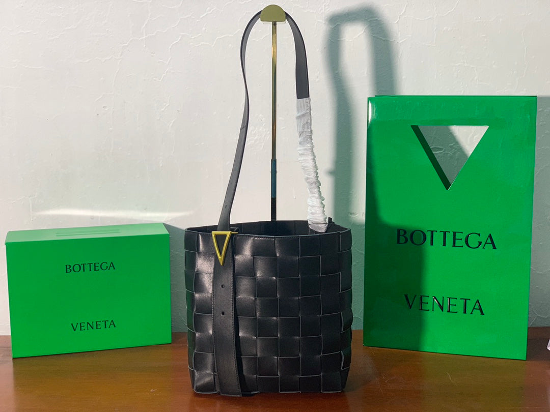 Bottega Veneta Shoulder Bag Nappa Black, For Women, Women’s Bags 12.9in/33cm