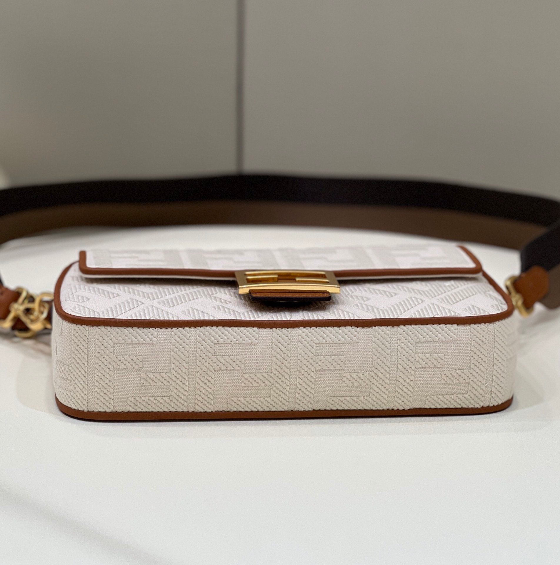 Baguette White For Women, Women’ Handbags, Shoulder And Crossbody Bags 10.6in/27cm FF 8BR600