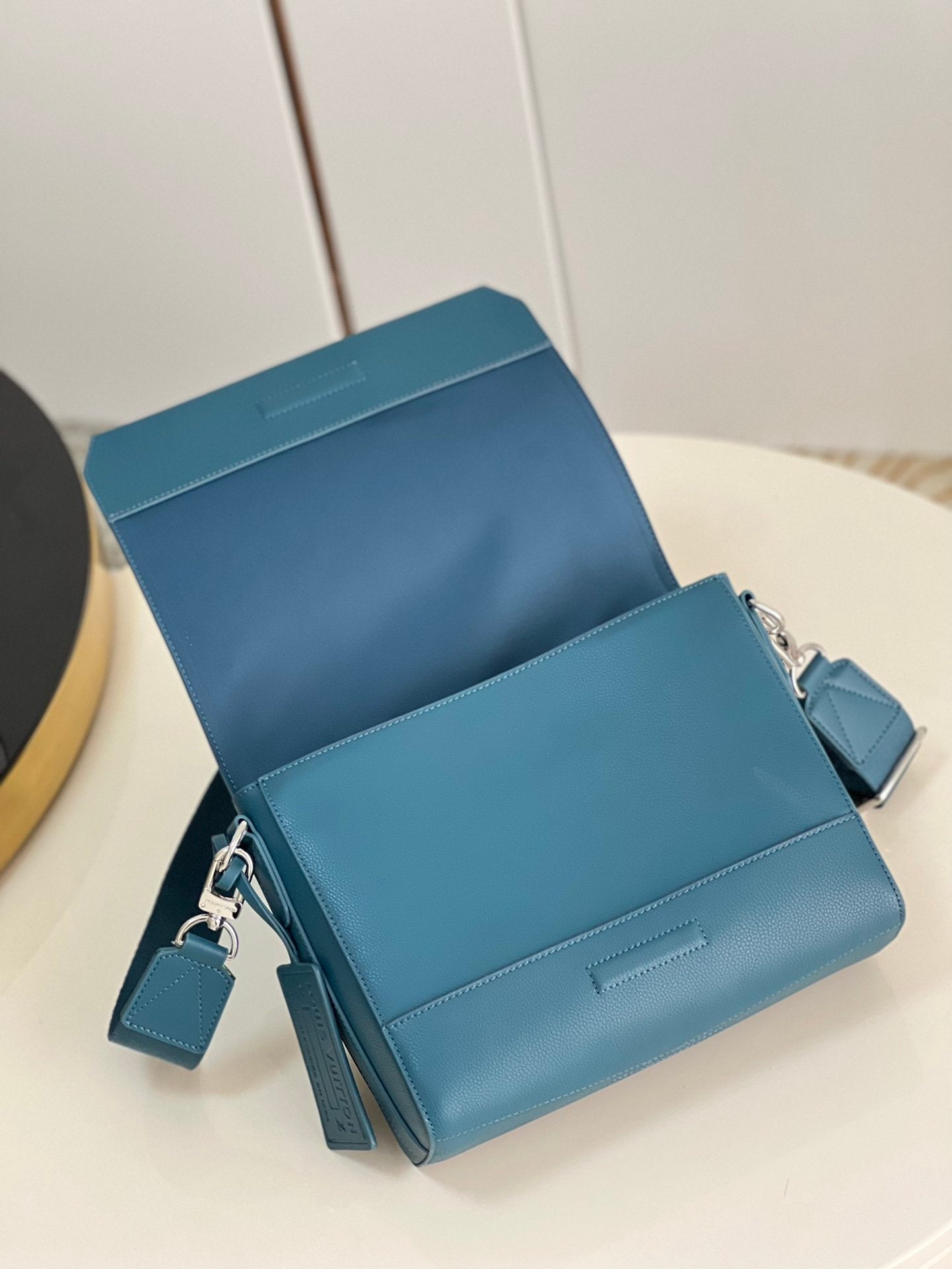 Louis Vuitton Messenger Grain Blue For Men, Bags, Shoulder And Crossbody Bags 11in/28cm Louis Vuitton M59327