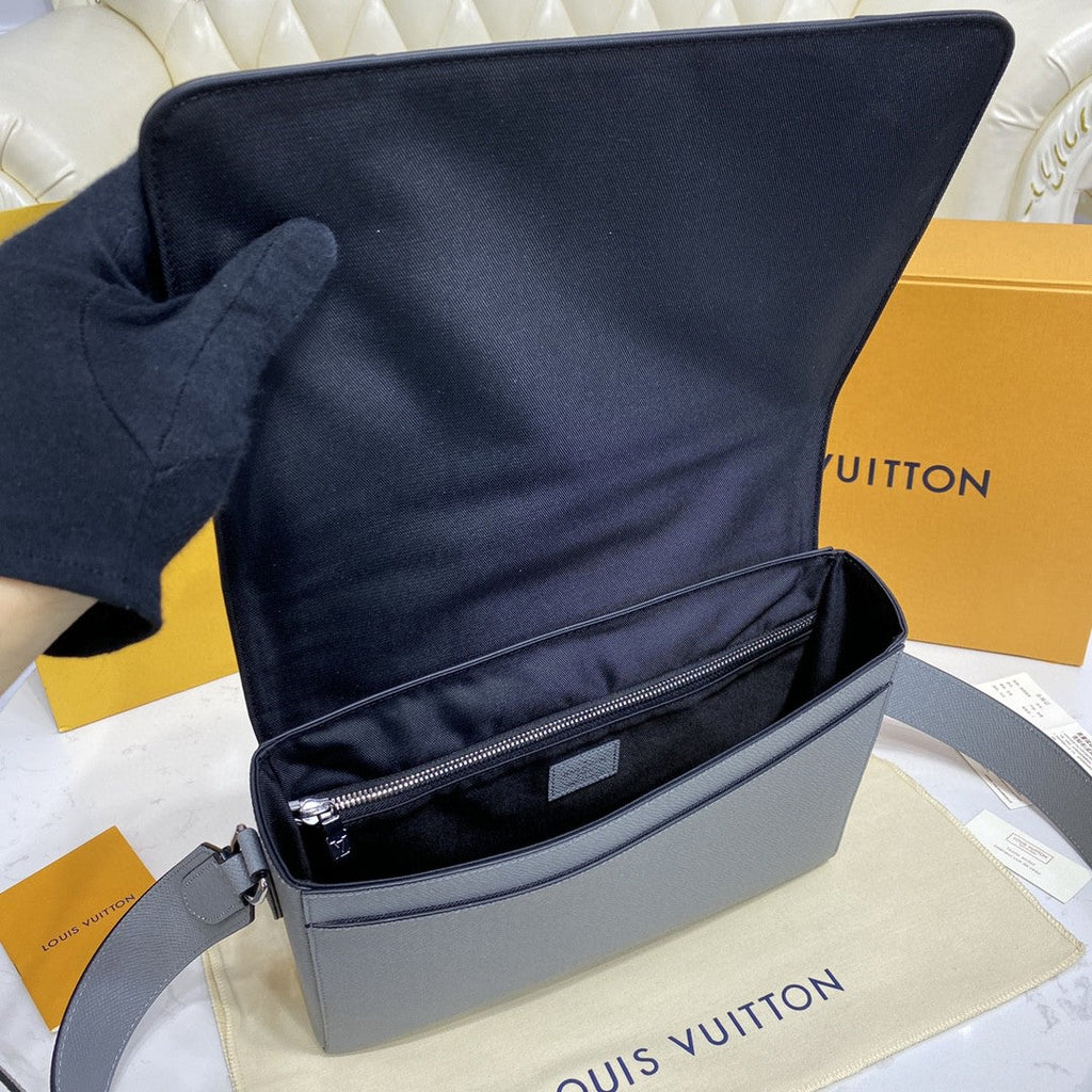 Louis Vuitton New GlamIap Messenger Bag Taiga Grey For Men, Bags, Shoulder And Crossbody Bags 11.1in/28.3cm Louis Vuitton