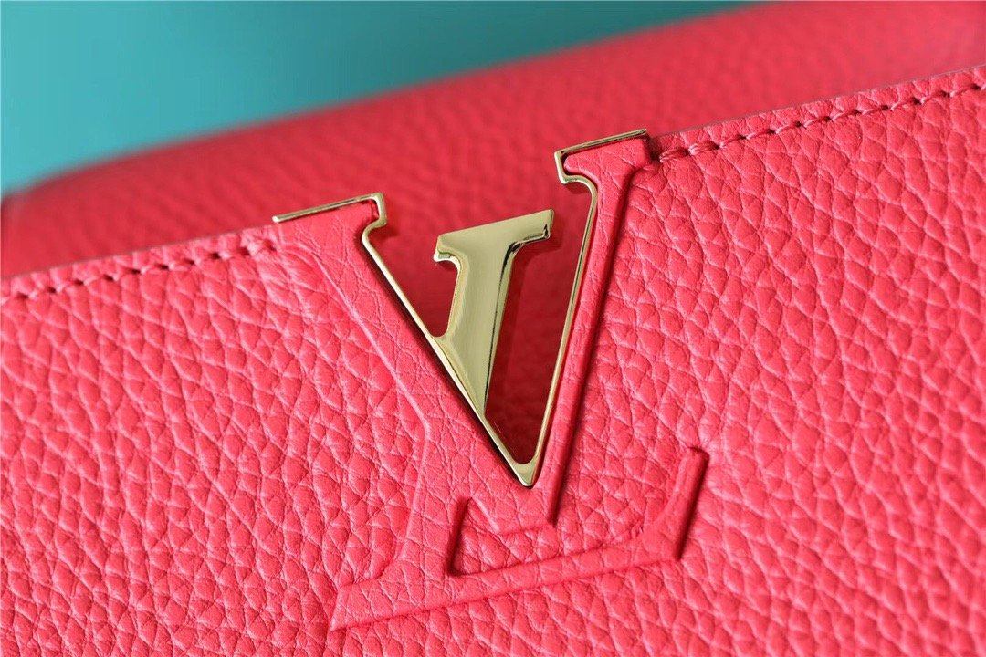 Louis Vuitton Capucines MM Taurillon Red For Women, Women’s Bags, Shoulder And Crossbody Bags 12.4in/31.5cm Louis Vuitton 