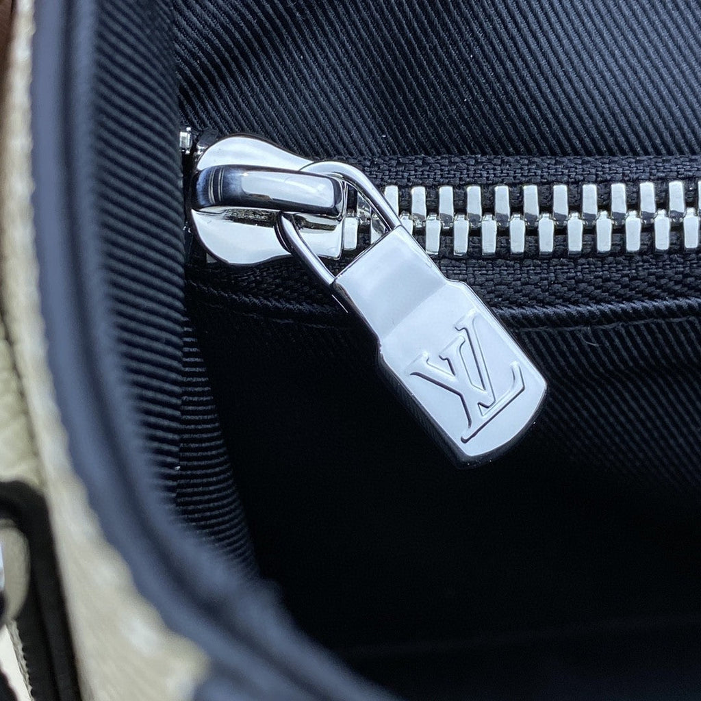 Louis Vuitton New GlamIap Messenger Bag Taiga White For Men, Bags, Shoulder And Crossbody Bags 11.1in/28.3cm Louis VuittonÃƒâ€šÃ‚Â 