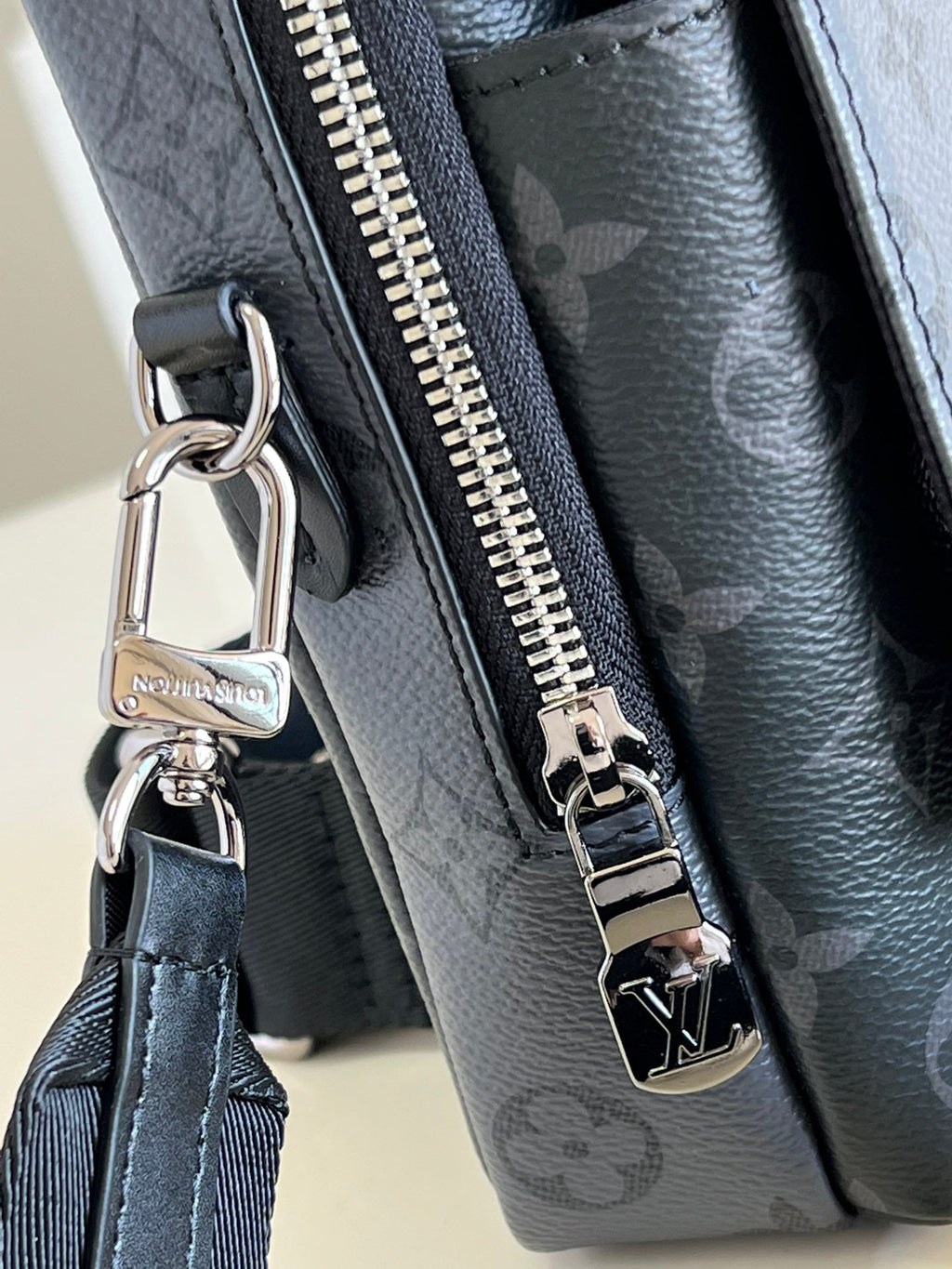 Louis Vuitton Double Phone Pouch Monogram Eclipse Reverse Canvas For Men, Bags, Crossbody Bags 7.1in/18cm Louis Vuitton M81321