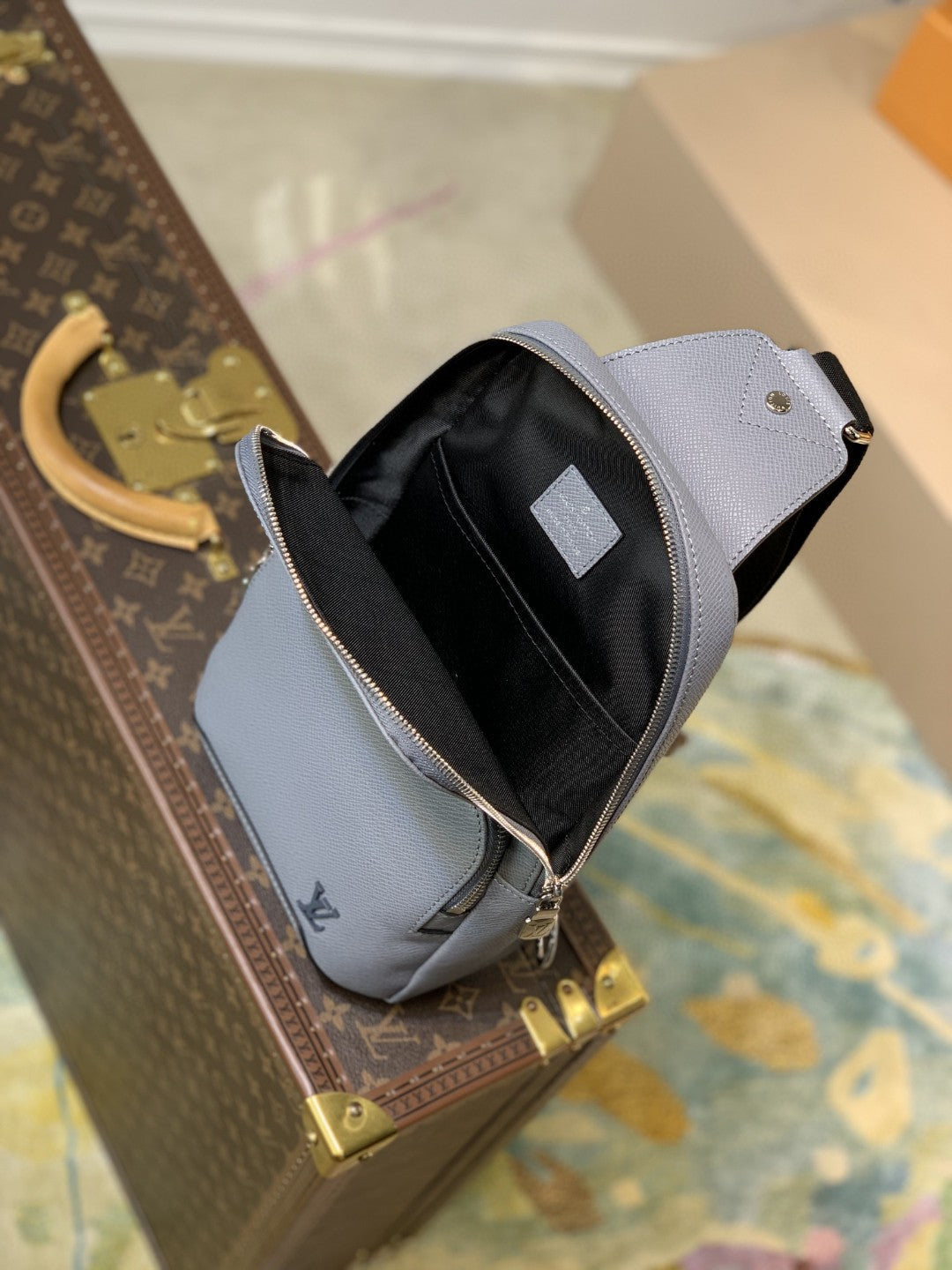 Louis Vuitton Avenue Sling Bag Taiga Grey For Men, Bags, Crossbody Bags 12.2in/31cm Louis Vuitton M30801