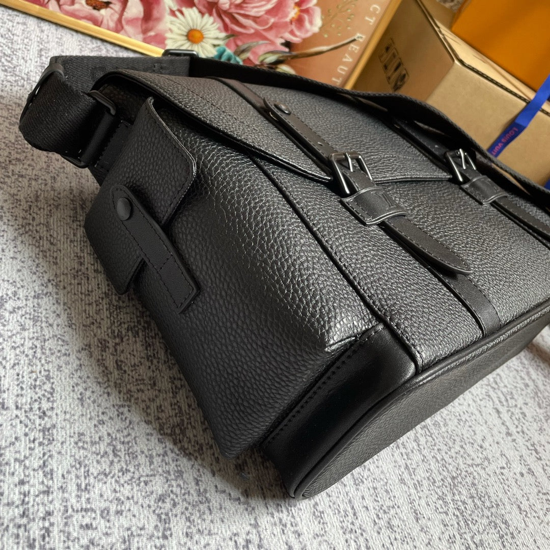 Louis Vuitton Christopher Messenger Taurillon Black For Men, Bags, Shoulder And Crossbody Bags 11.4in/29cm Louis Vuitton M58476