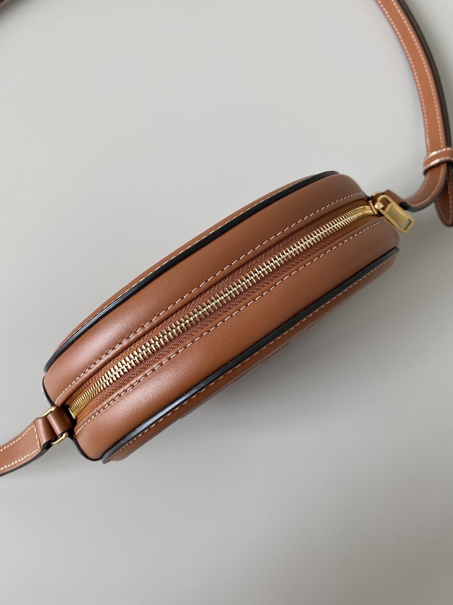 Crossbody Oval Purse Cuir Triomphe Brown For Women 6in/16cm 10I703DPQ.04LU