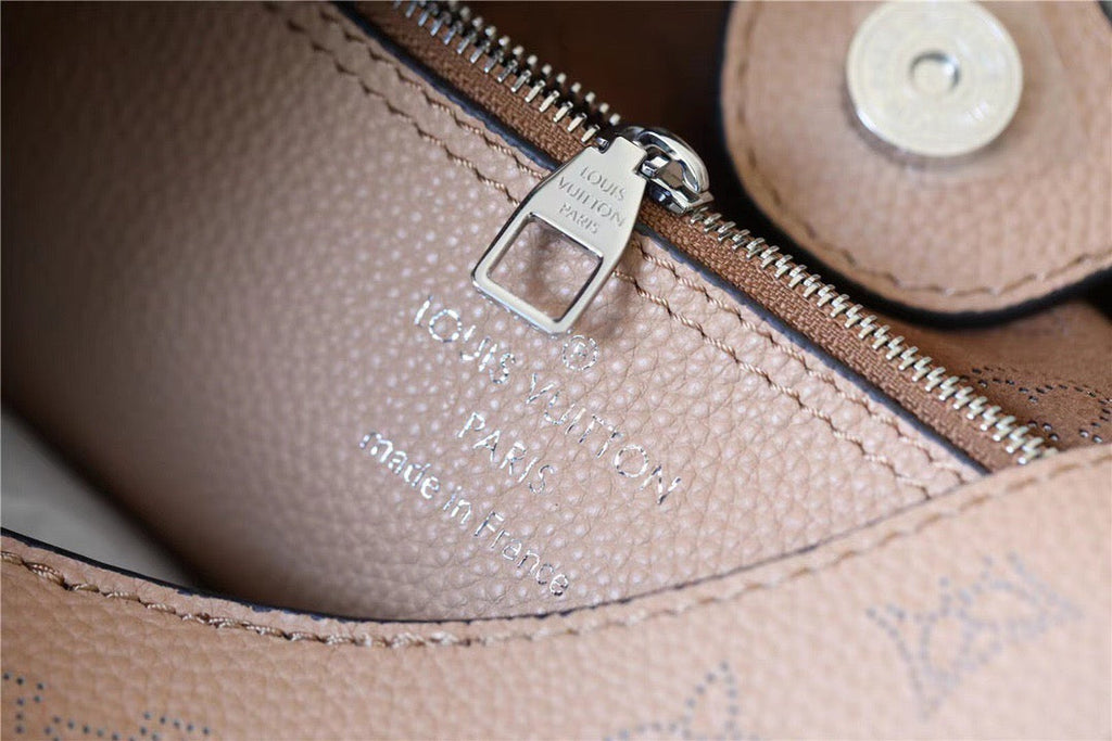 Louis Vuitton Carmel Hobo Bag Mahina Galet For Women, WomenÃƒÂ¢Ã¢â€šÂ¬Ã¢â€žÂ¢s Handbags, Shoulder Bags And Crossbody Bags 13.8in/35in Louis Vuitton