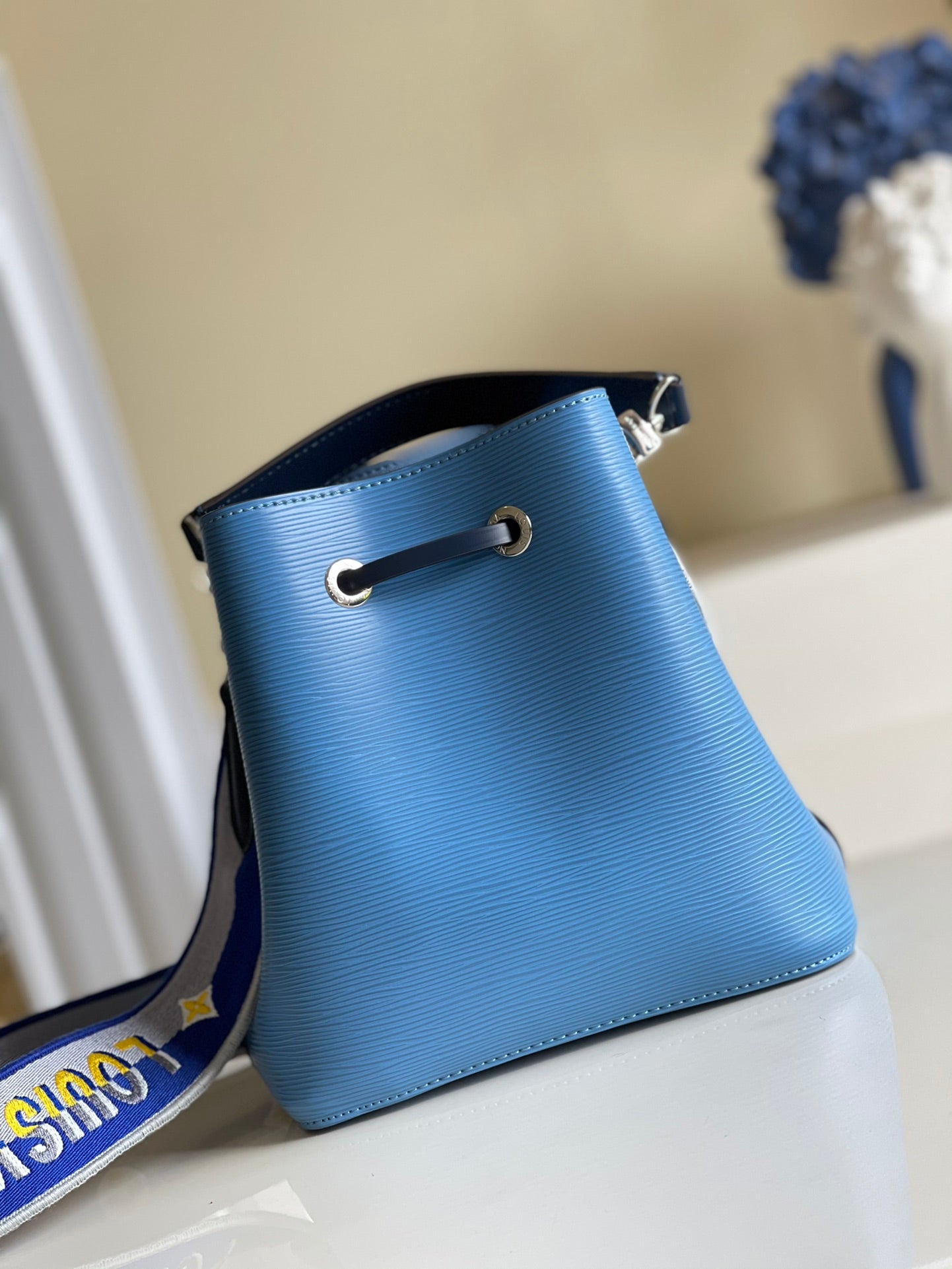 Louis Vuitton NeoNoe Burberry Bucket Bag Bleuet Blue For Women,  Shoulder And Crossbody Bags 7.9in/20cm Louis Vuitton M57691