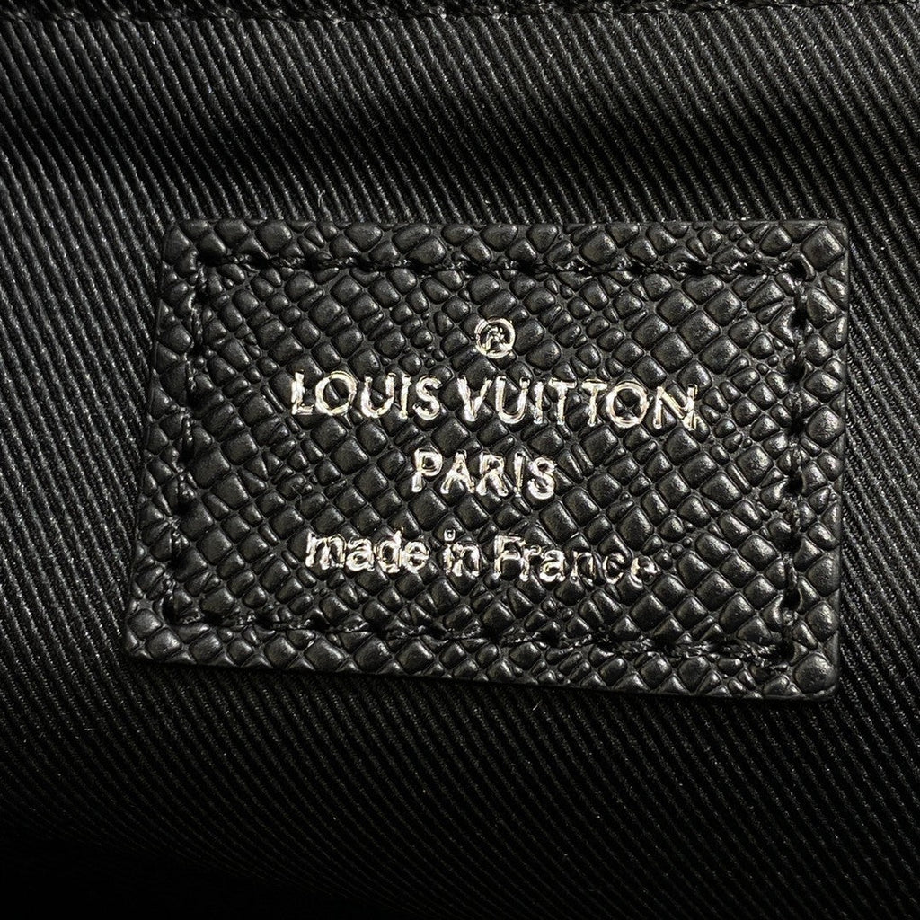 Louis Vuitton New GlamIap Messenger Bag Taiga Black For Men, Bags, Shoulder And Crossbody Bags 11.1in/28.3cm Louis Vuitton M30807