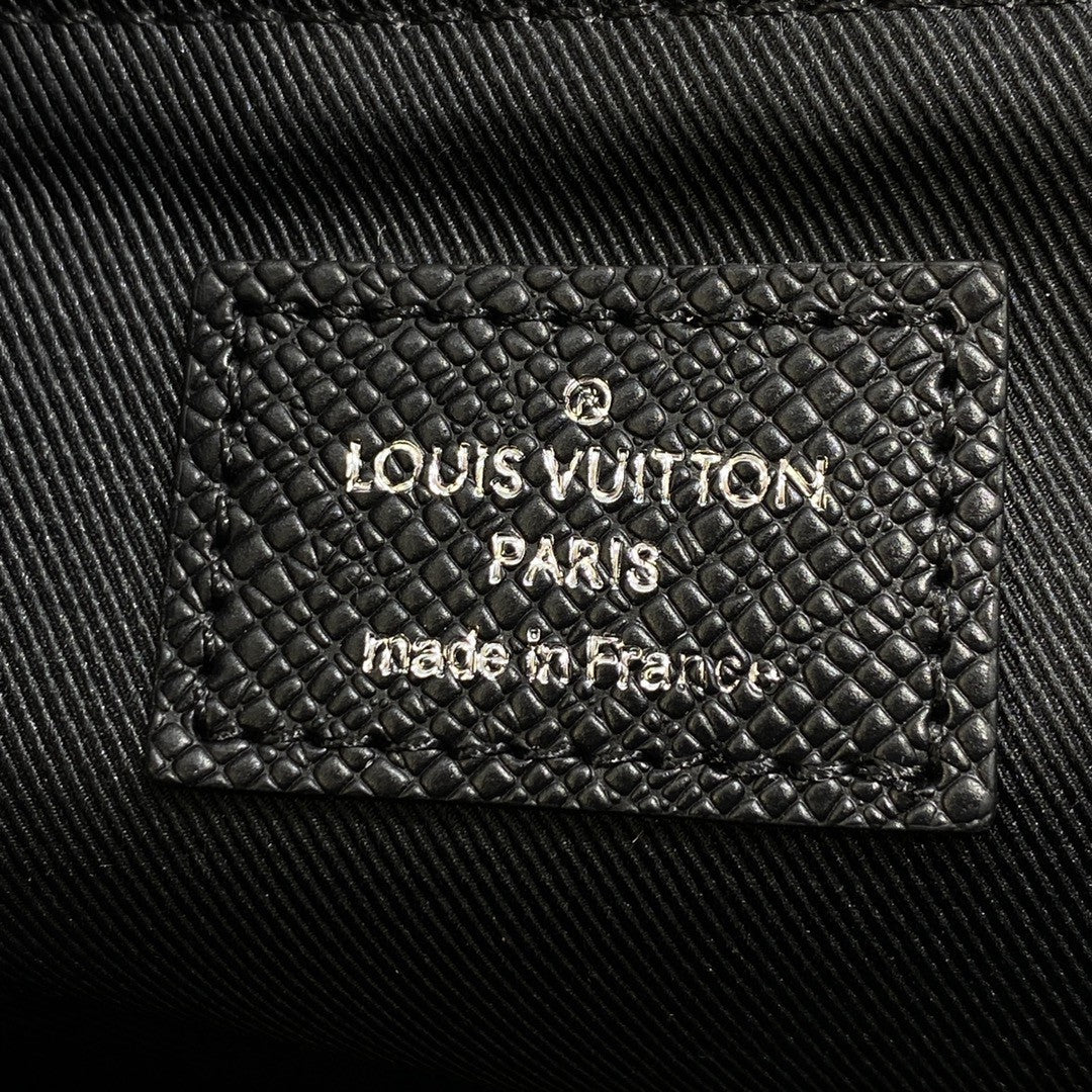 Louis Vuitton New GlamIap Messenger Bag Taiga Black For Men, Bags, Shoulder And Crossbody Bags 11.1in/28.3cm Louis Vuitton M30807