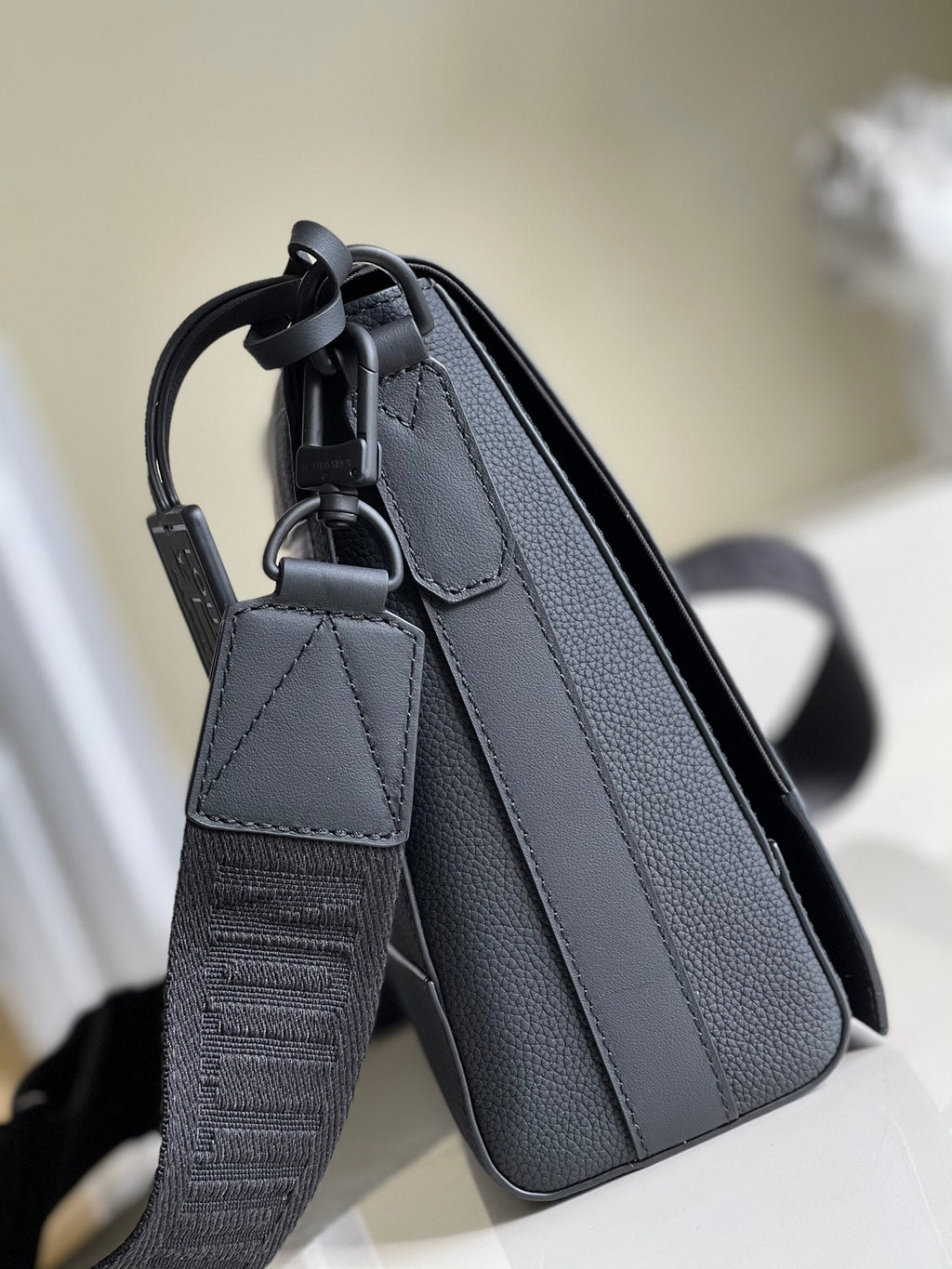 Louis Vuitton Messenger Grain Black For Men, Bags, Shoulder And Crossbody Bags 11in/28cm Louis Vuitton M57080