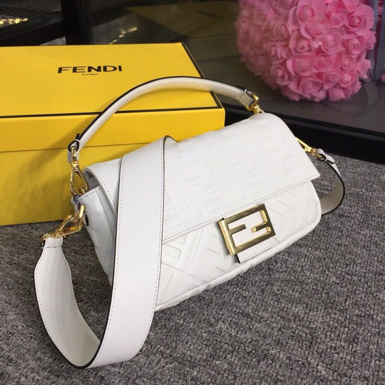 Baguette Nappa White For Women, Women’s Handbags, Shoulder And Crossbody Bags 10.6in/27cm FF 8BR600A72VF15AO
