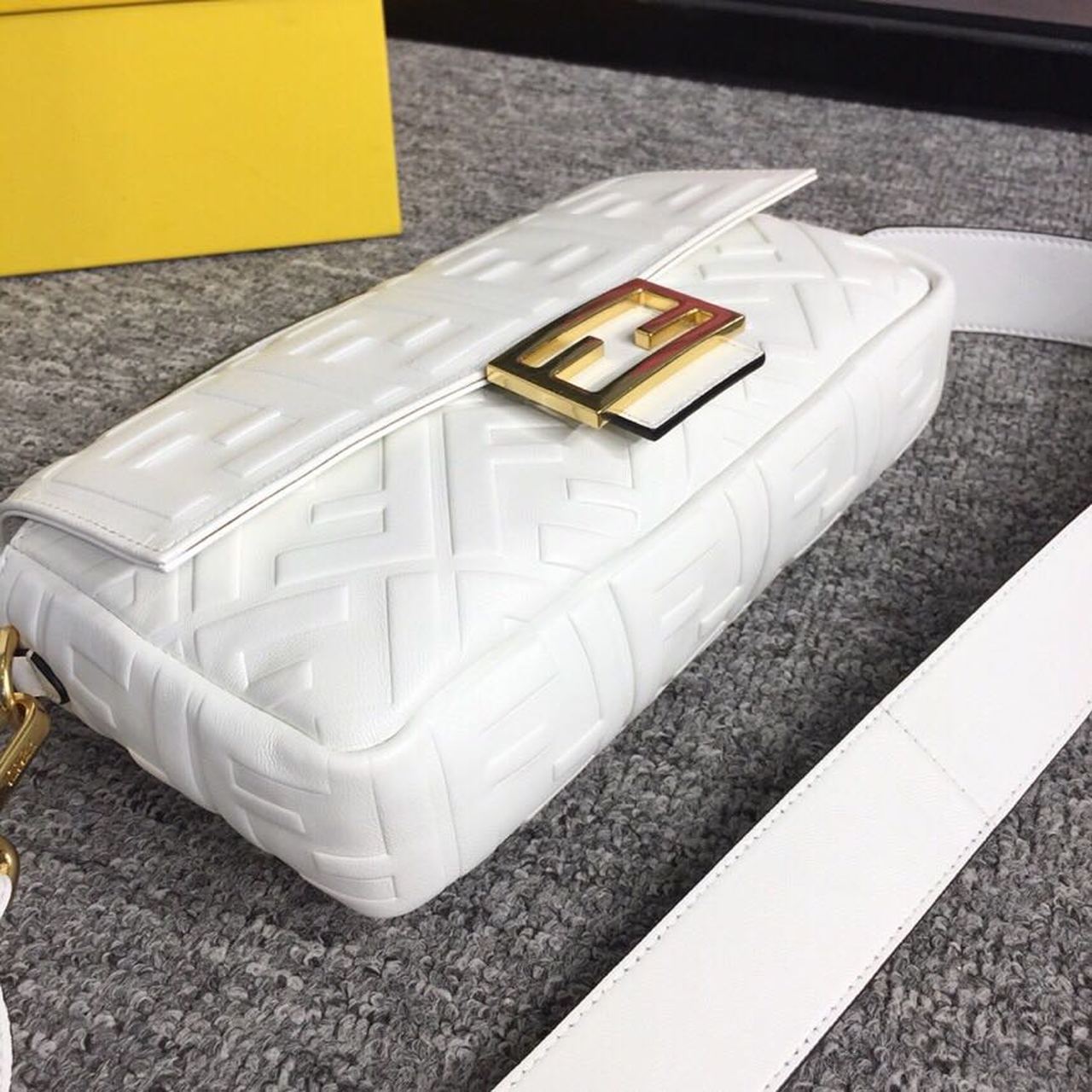 Baguette Nappa White For Women, Women’s Handbags, Shoulder And Crossbody Bags 10.6in/27cm FF 8BR600A72VF15AO